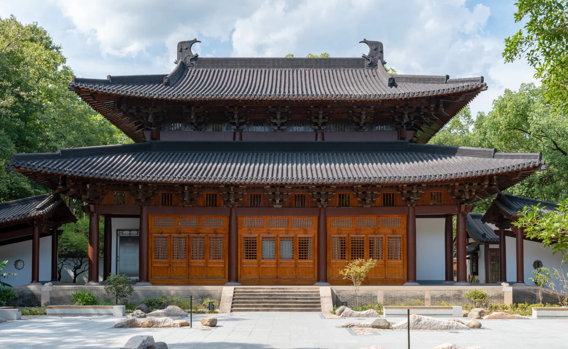 Arquitectura del salón principal de Wuyi Palace cerca de la zona río abajo de Nine-Bend River