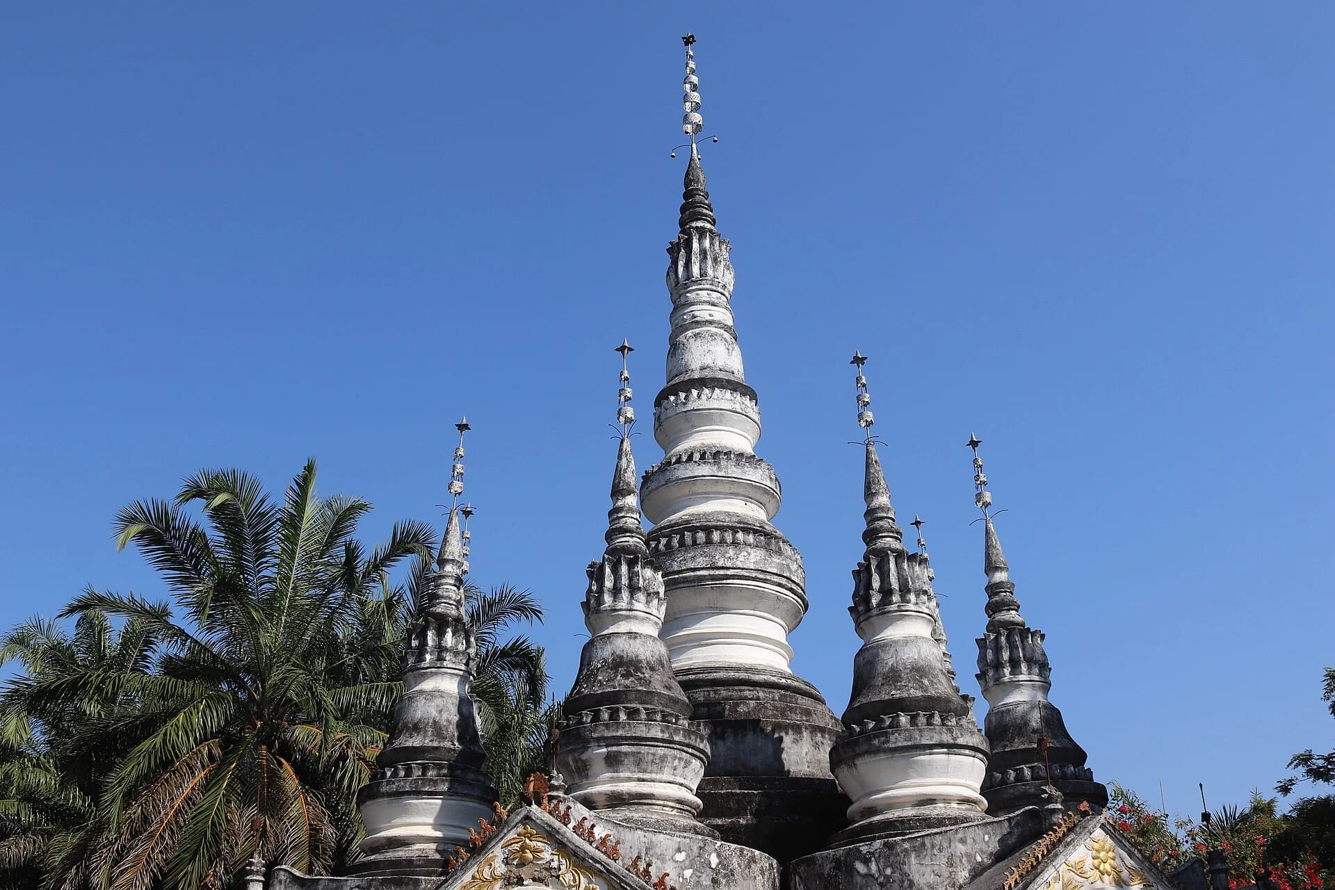 White pagoda forms inside Manting Park