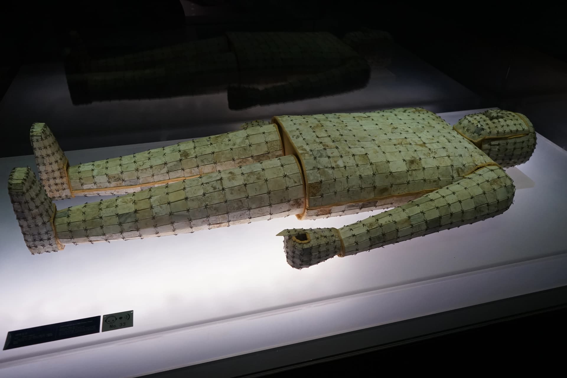 Traje funerario de jade cosido con hilo de cobre de la colección del Museo de Xuzhou