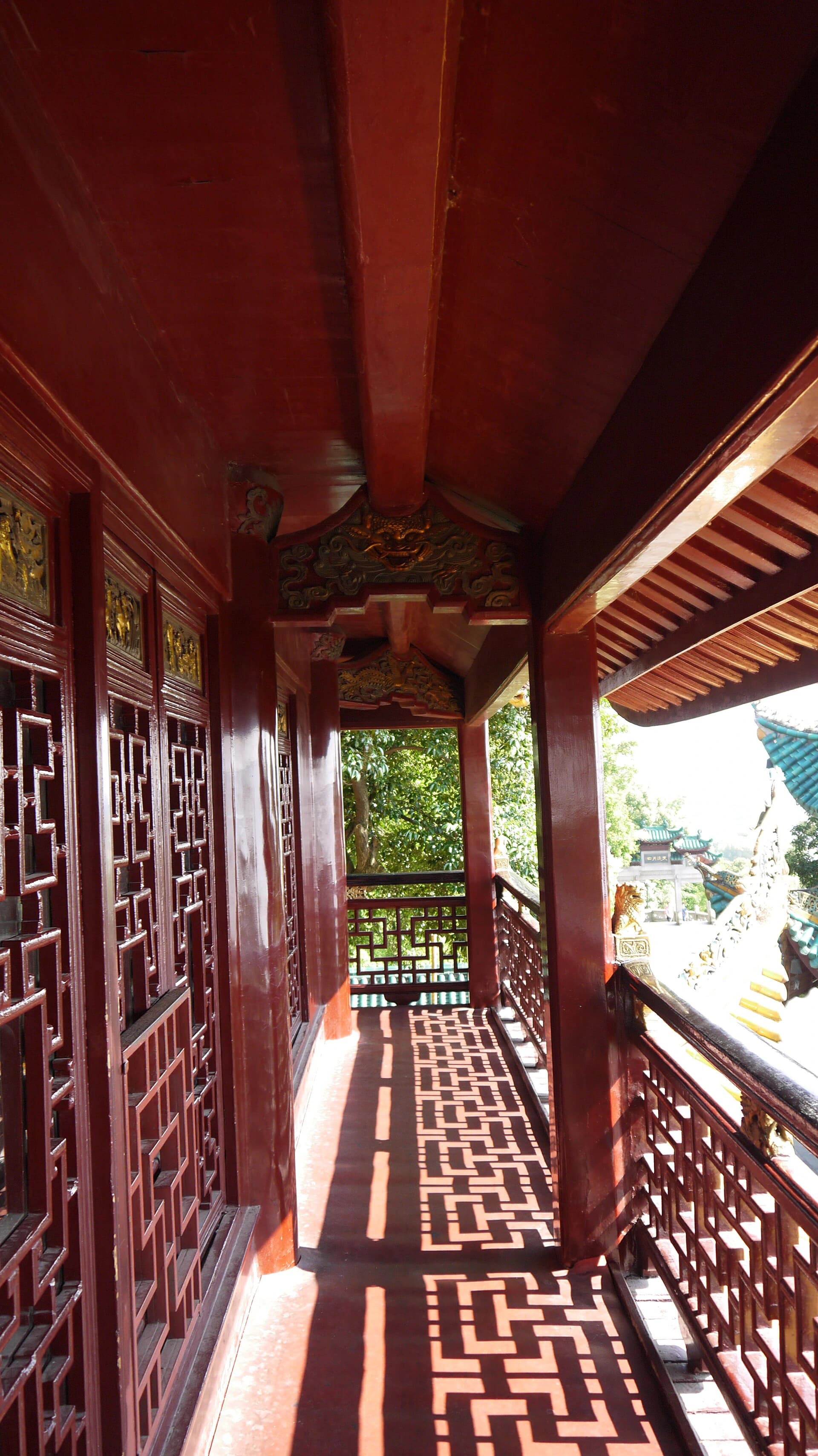 Corredor de madera dentro del recinto de la Torre Yueyang