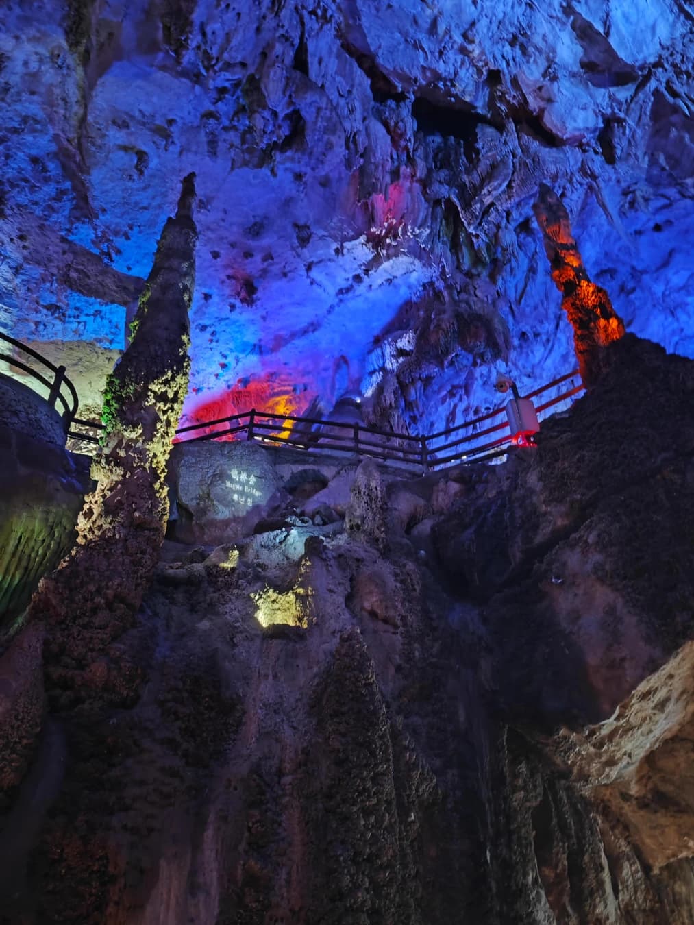 Caverna y formaciones rocosas iluminadas con colores dentro de la zona panorámica de Jiuxiang