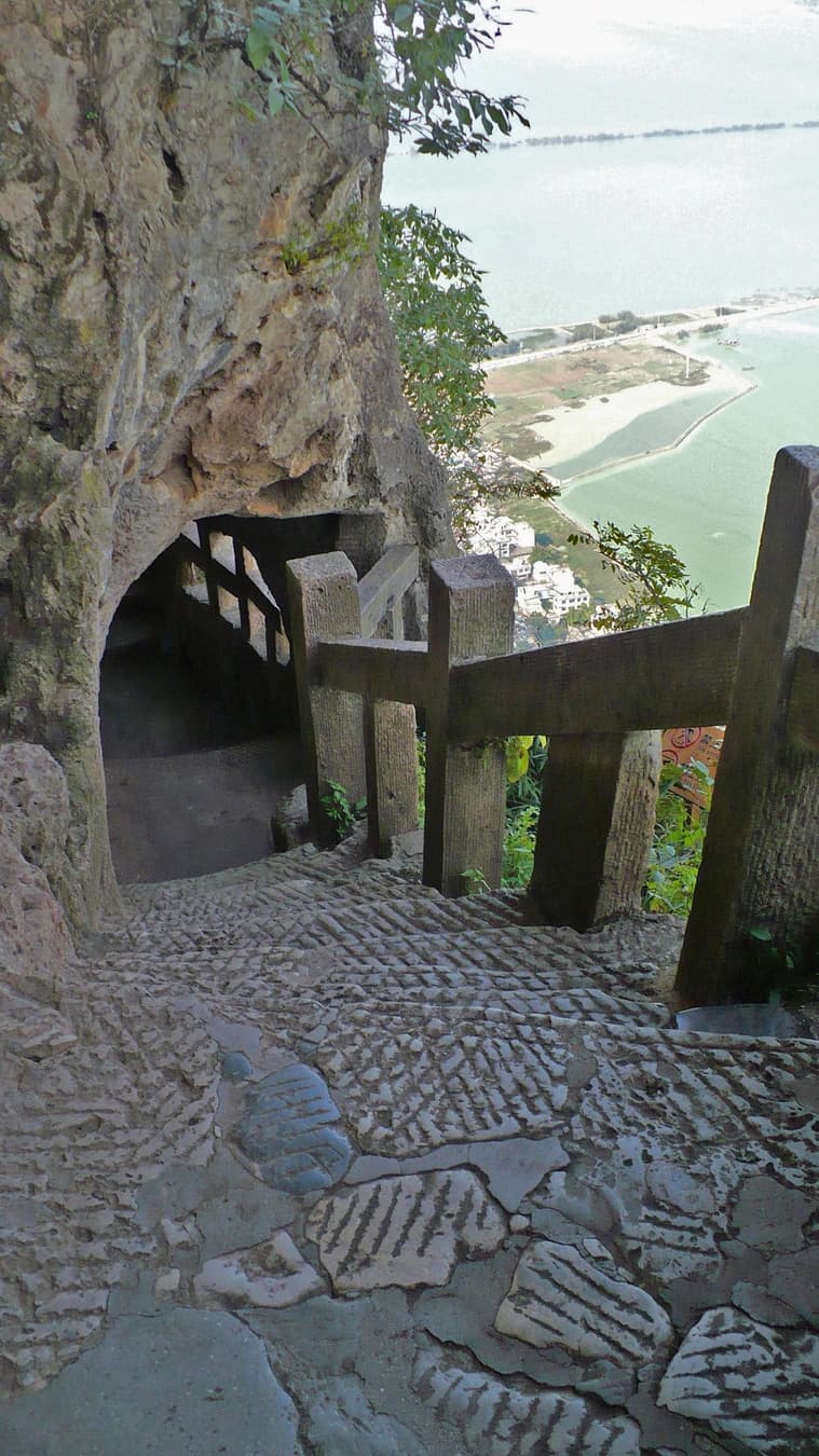 Empinadas escaleras de piedra que descienden por la ruta de Western Hills