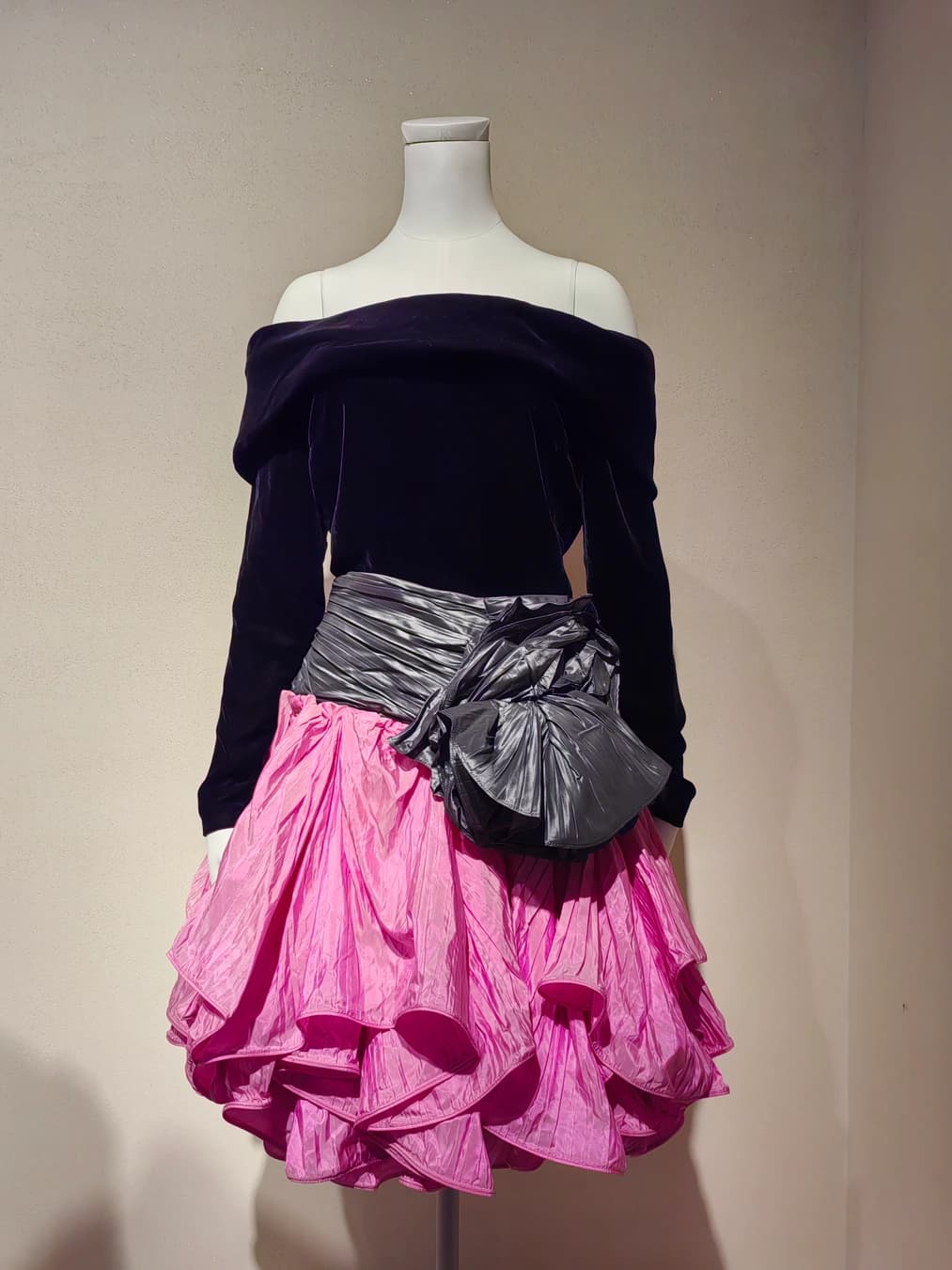 Vestido contemporáneo expuesto en una exposición del China National Silk Museum