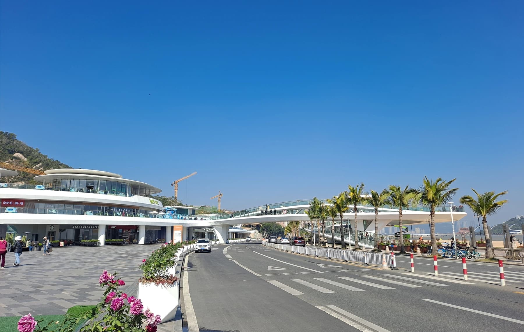 Plaza abierta y estructuras curvas en el Balcón de la Ciudad de Zhuhai
