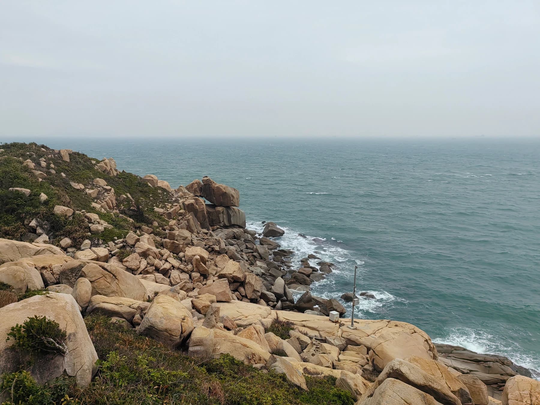 Costa rocosa y mar abierto en Dong'ao Island