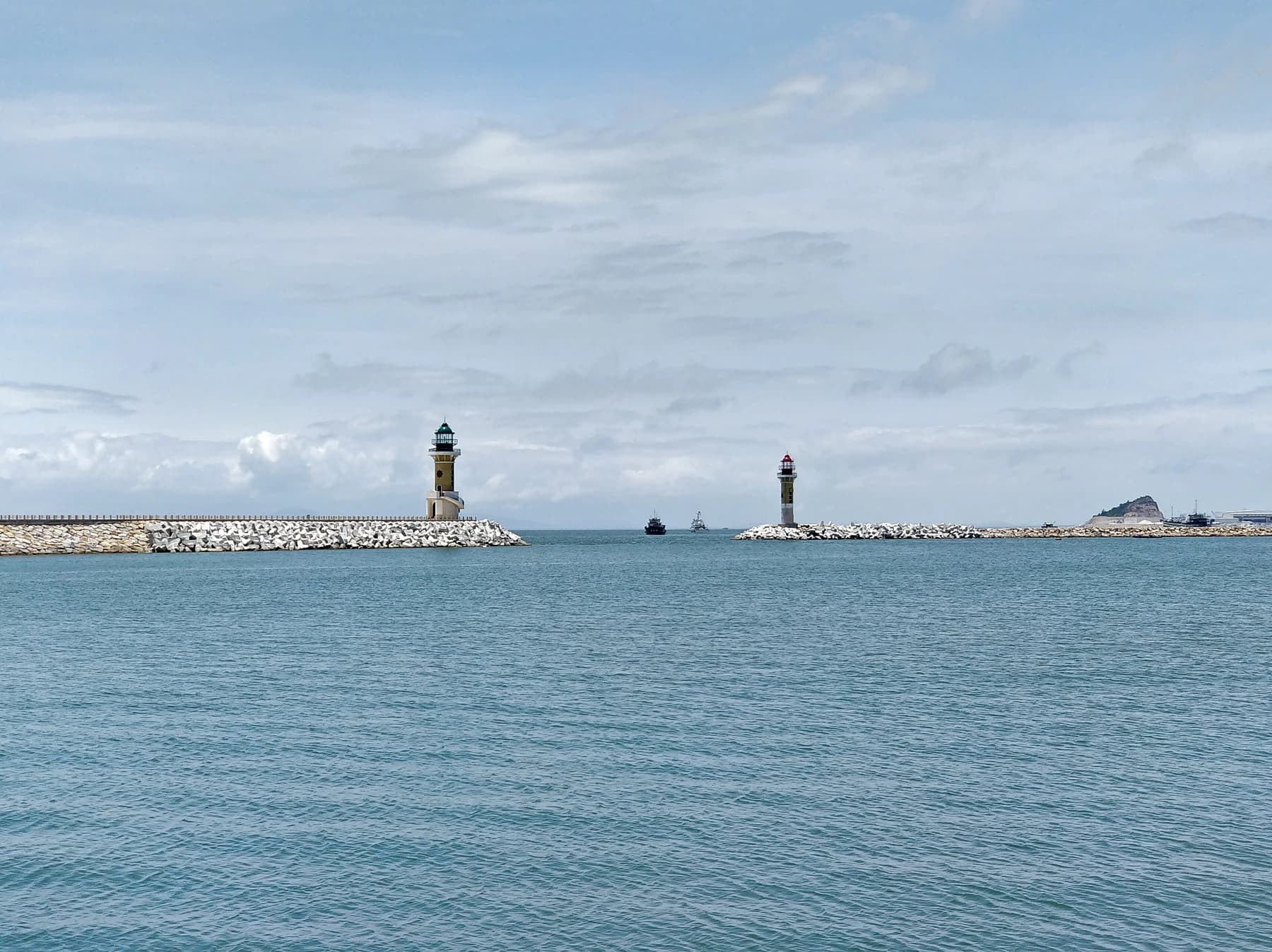 Luces de navegación que señalan la aproximación marítima a Guishan Island
