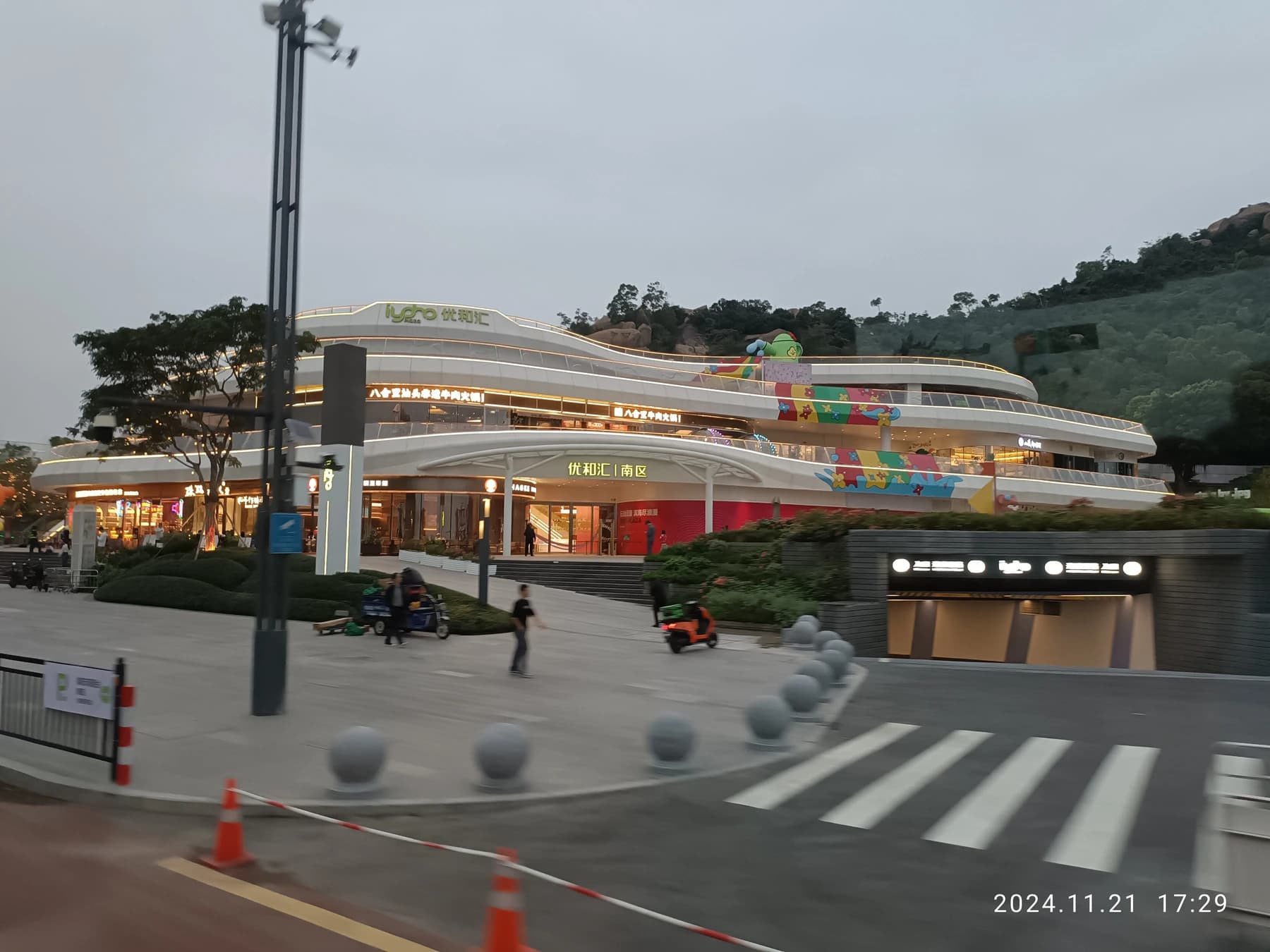Paseo de los Enamorados y perfil urbano de Zhuhai al anochecer