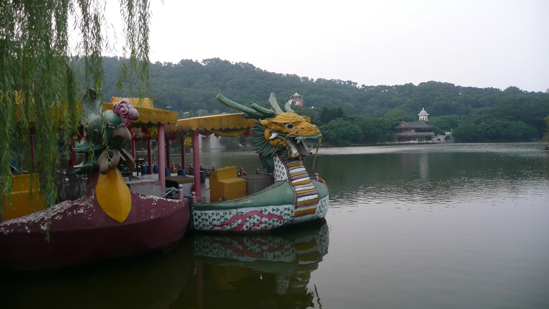 Pabellón colorido y pasarela cubierta en el Nuevo Palacio Yuanming