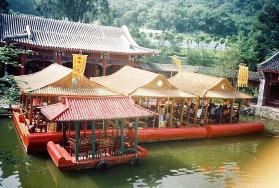 Lago, pabellón y balaustrada blanca en el parque reconstruido de Zhuhai