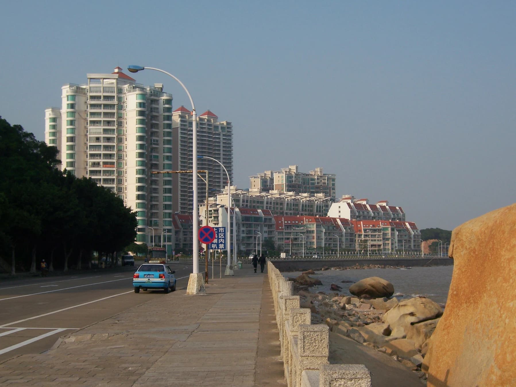 Paseo marítimo de Zhuhai y edificios costeros modernos