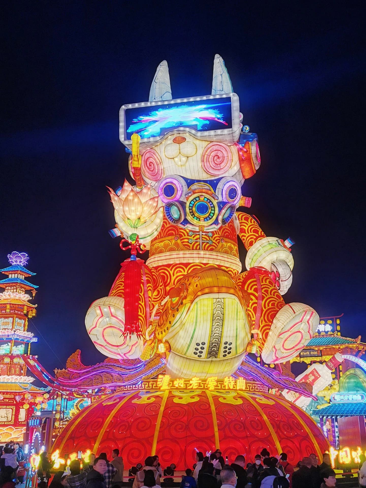 Figuras de conejos de farol con superficies iluminadas y llenas de patrones