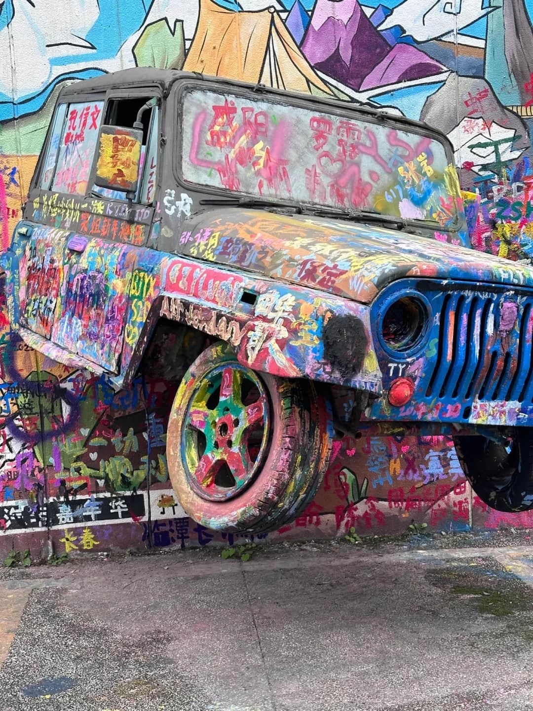 Graffiti de temática automotriz en la calle Huangjueping