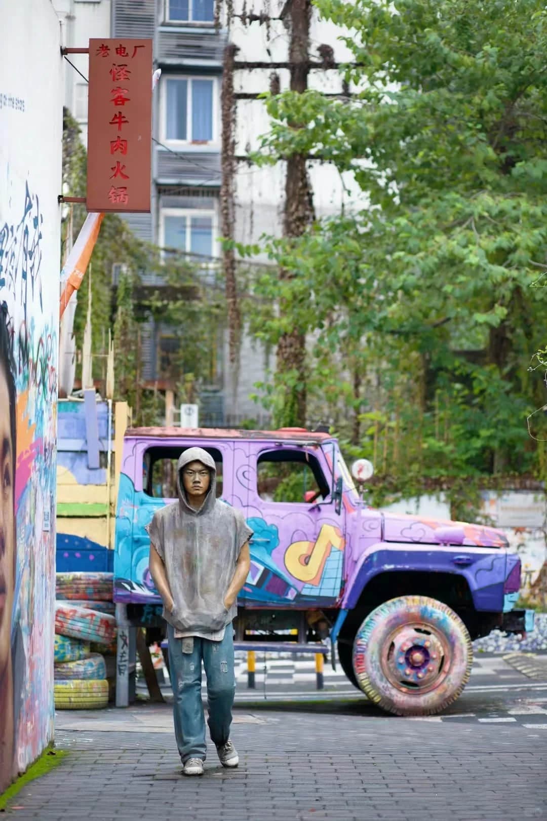 Arte callejero y peatones en la Calle del Graffiti de Huangjueping