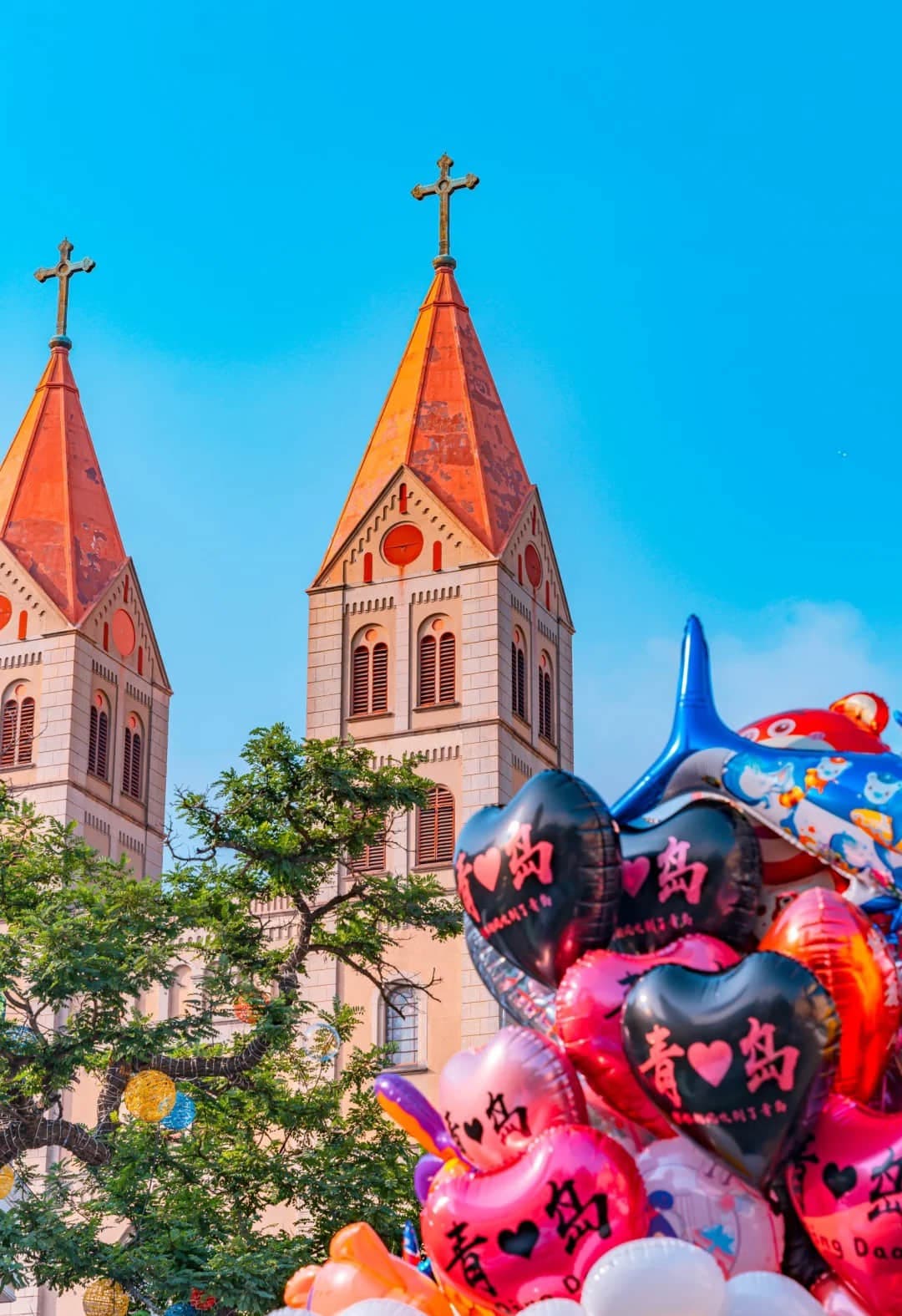 Vista lateral de St. Michael's Cathedral con el globo I Love Qingdao
