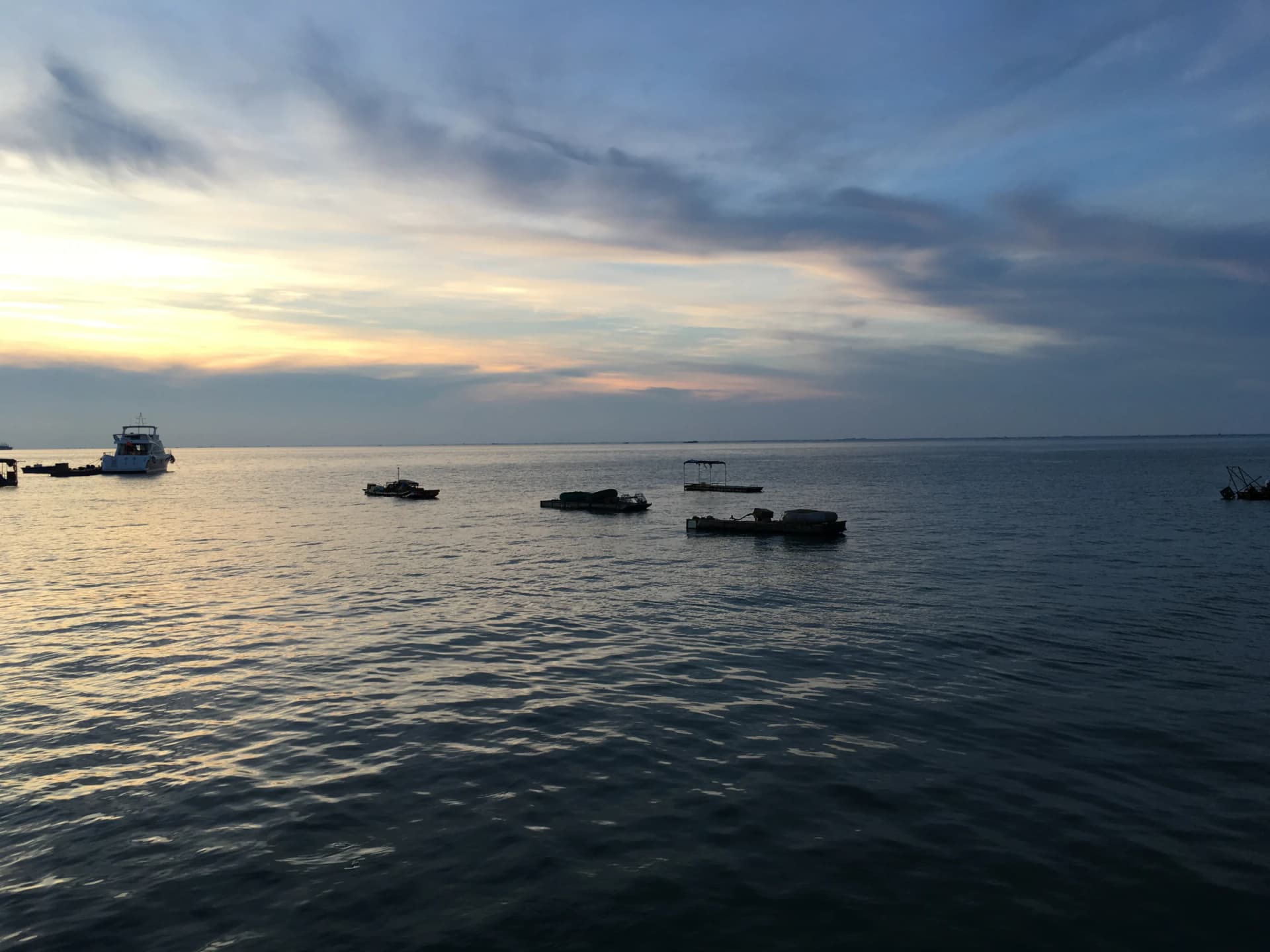 Luz del atardecer sobre la bahía y el litoral continental de Beihai