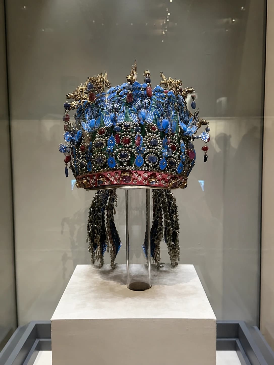 Tocado adornado con joyas fotografiado en una vitrina del Museo Nacional de China