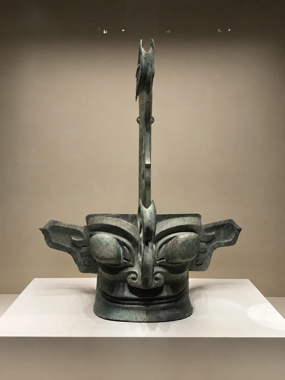 Artefacto de bronce fotografiado en una vitrina del Museo Nacional de China