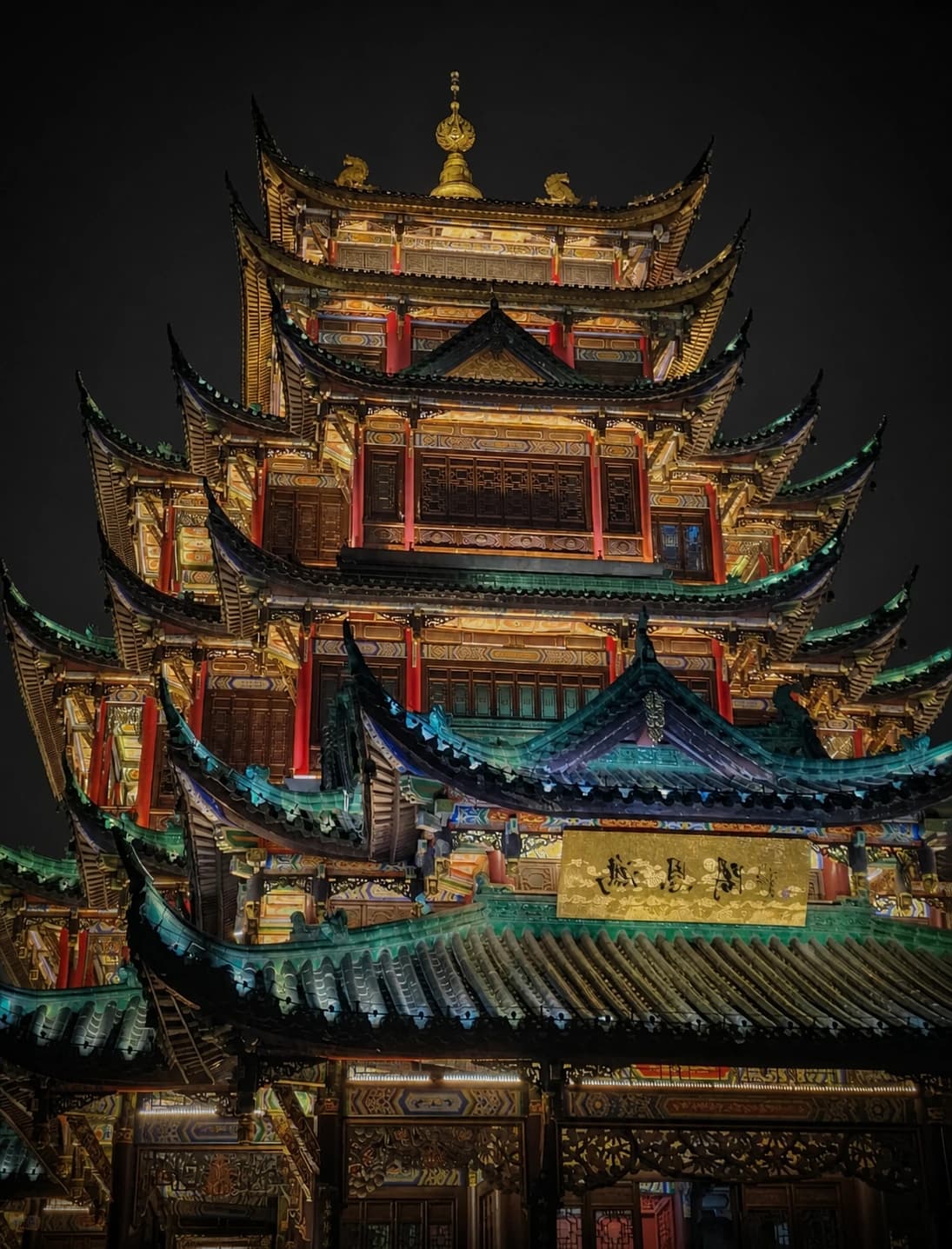 Vista nocturna del Bosque del Templo Hong'en