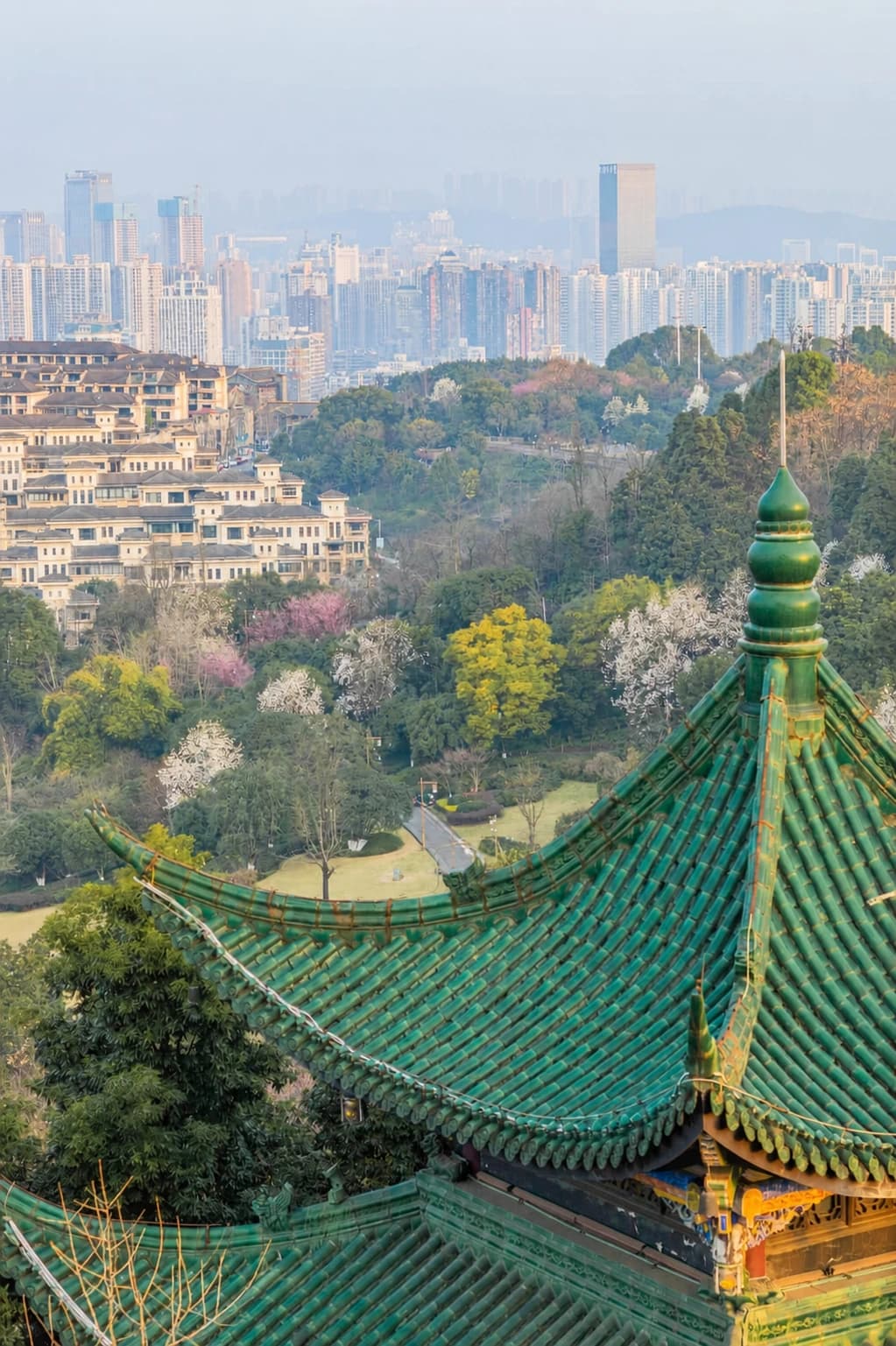 Vista panorámica de Chongqing desde el Bosque del Templo Hong'en