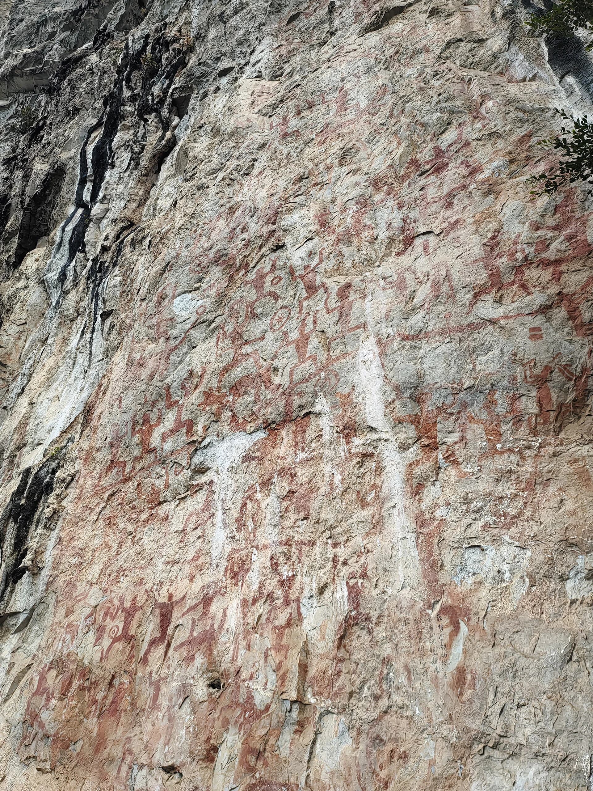 Ochre human and circular motifs in the Huashan rock-art group