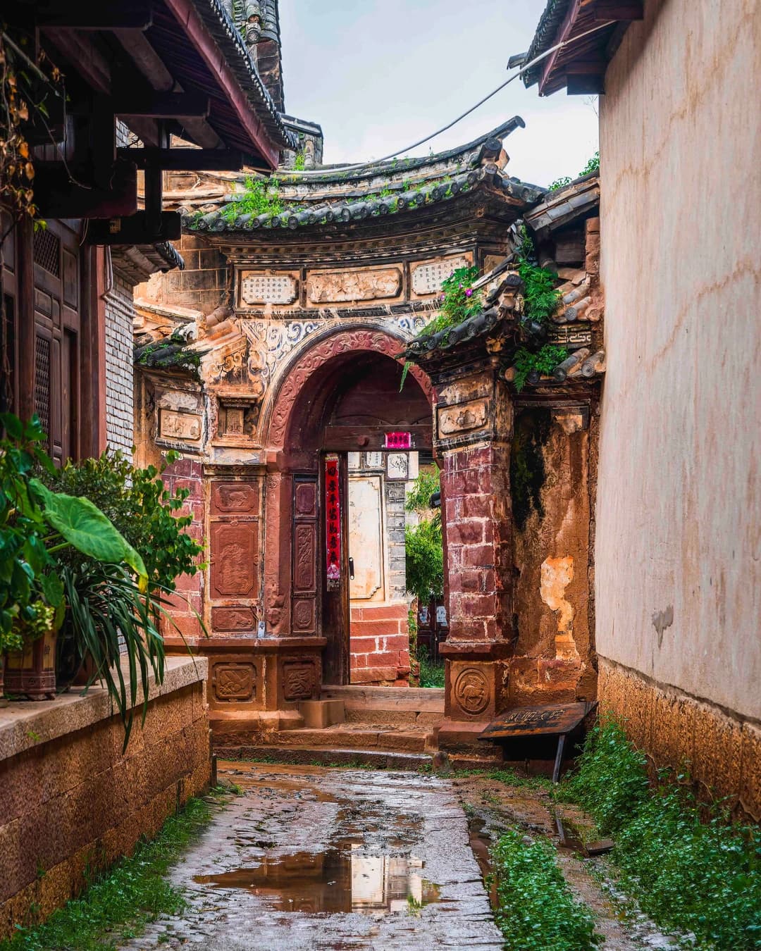 Callejón histórico y entrada a un patio tallado en el casco antiguo de Shaxi