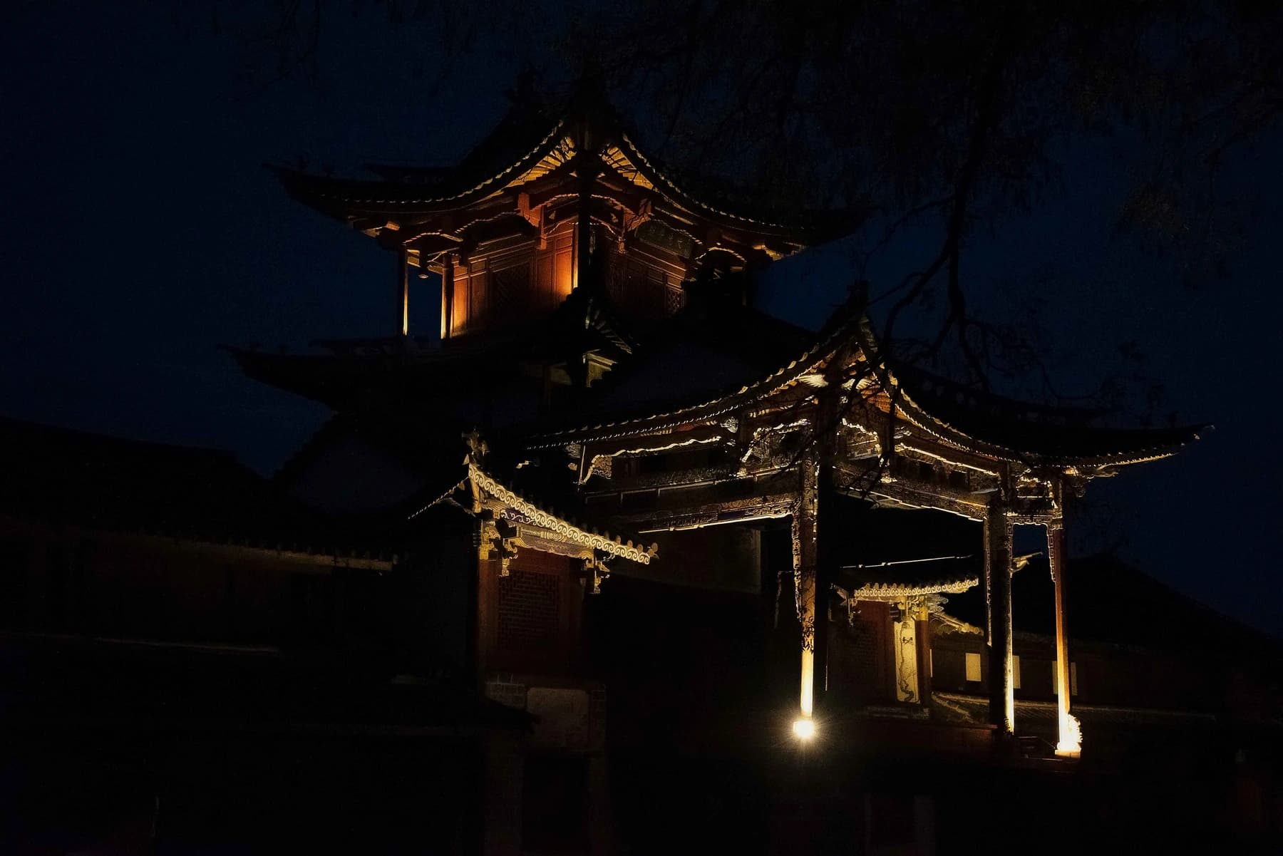 Edificio del teatro histórico iluminado en Shaxi