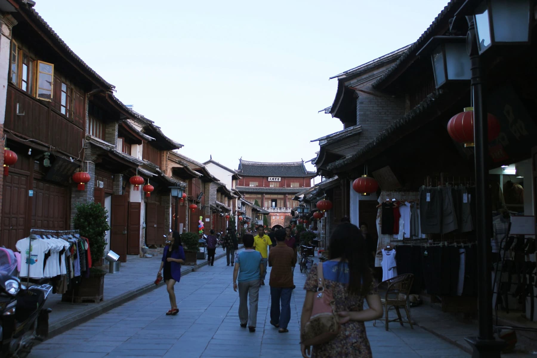 Edificios tradicionales a lo largo de Risheng Road en Weishan