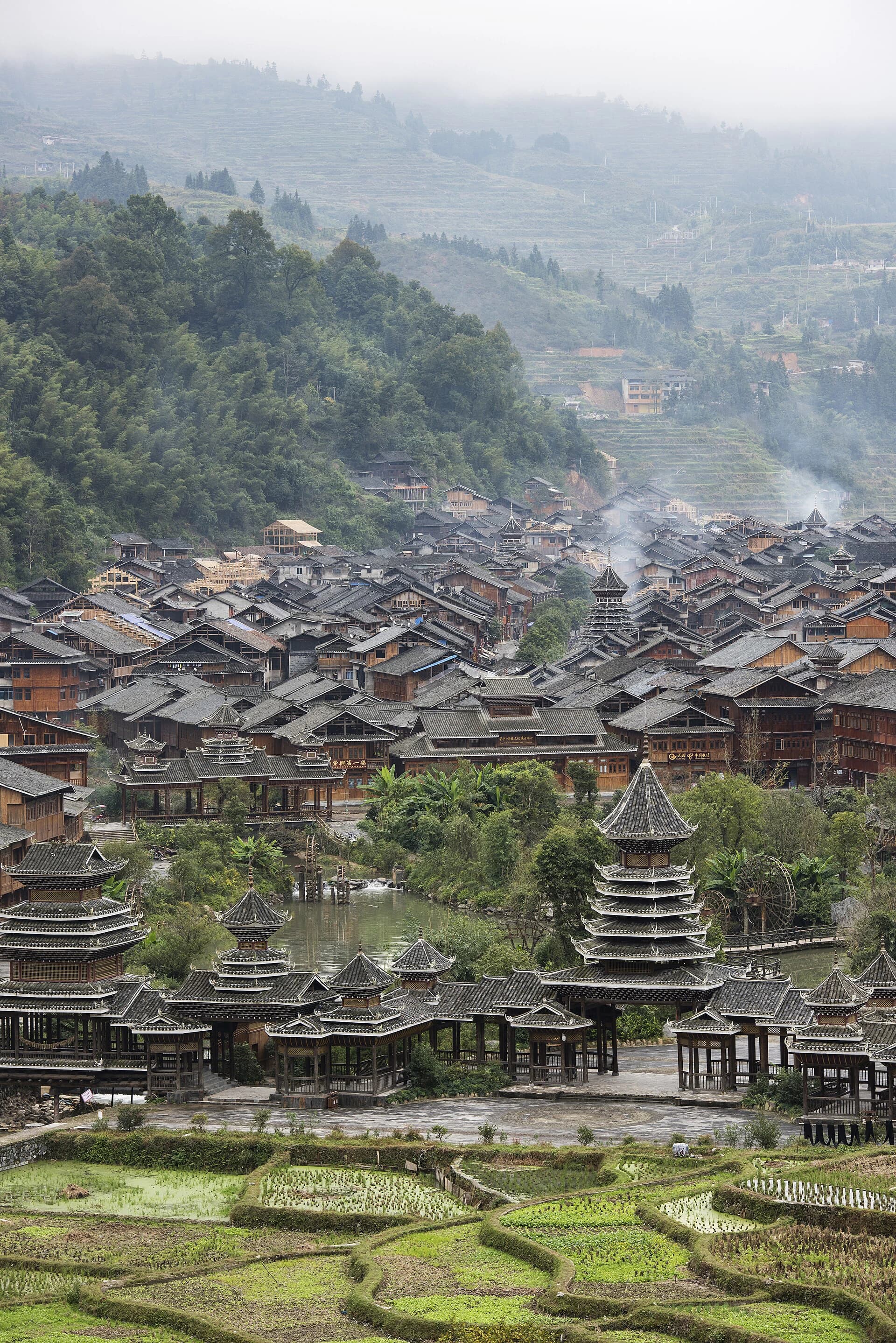 Torres del tambor y tejados de la aldea dong de Zhaoxing