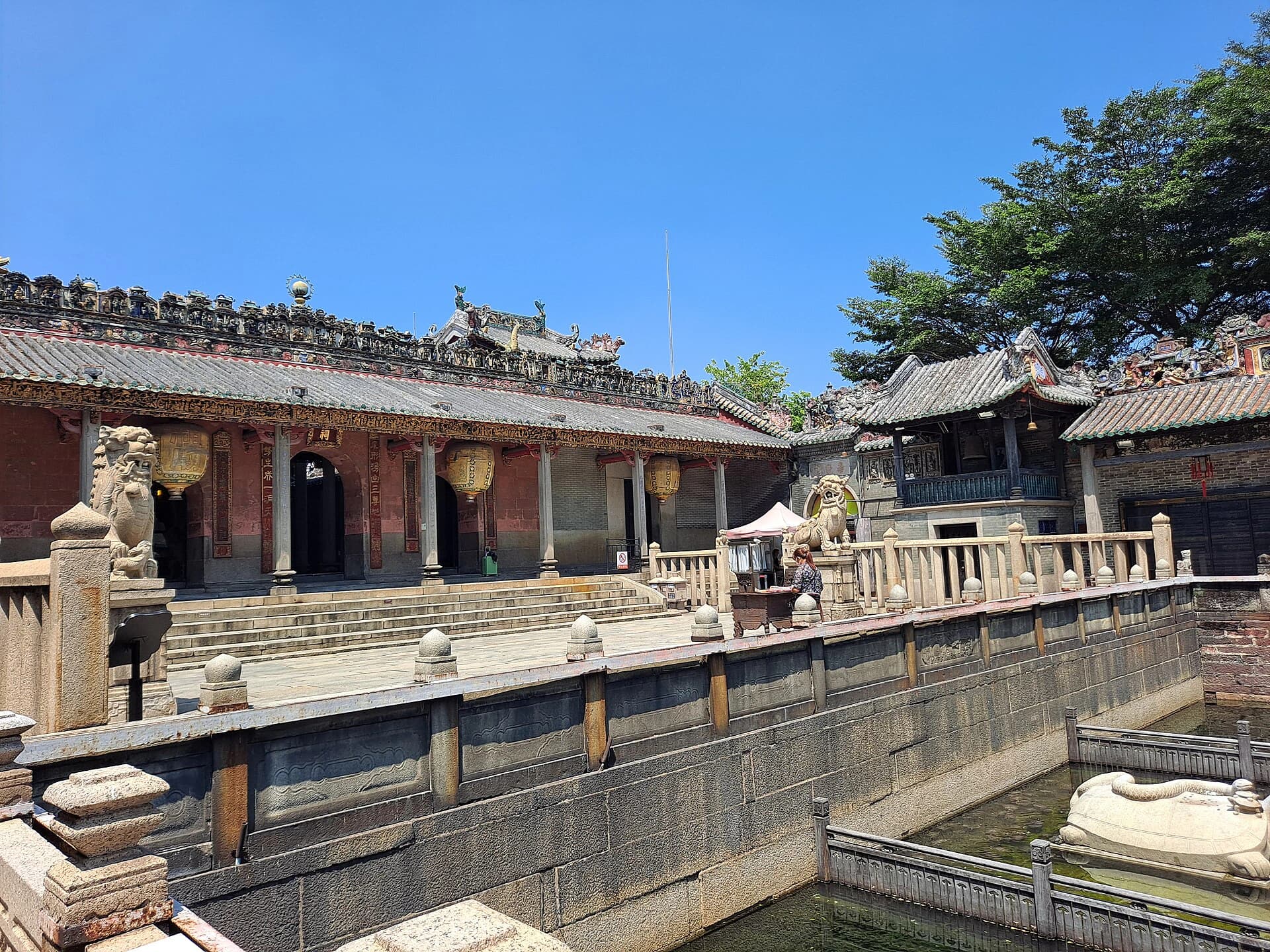 Patio y arquitectura histórica decorada en Foshan Ancestral Temple