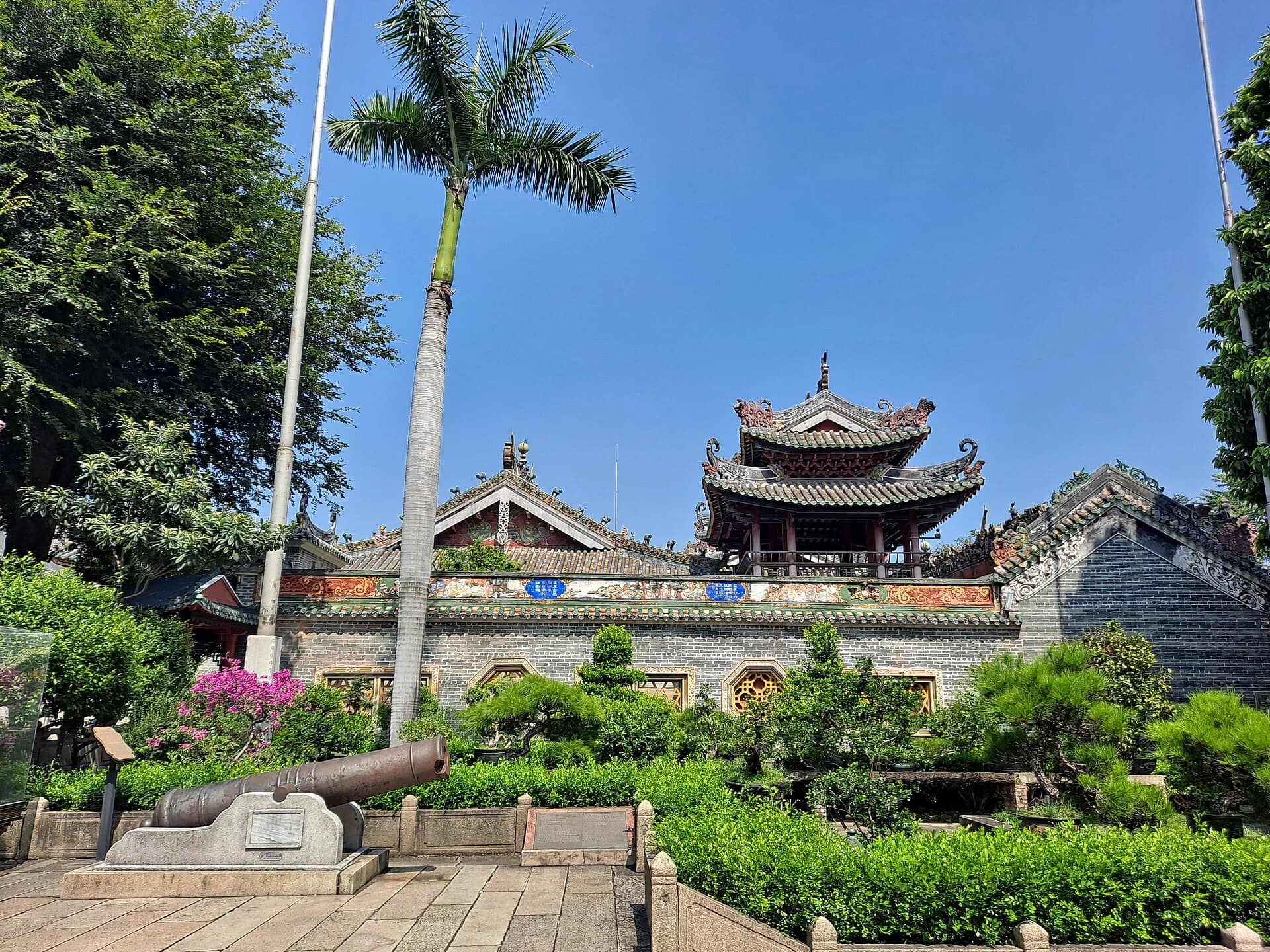 Pabellón decorado y tejados de tejas en Foshan Ancestral Temple