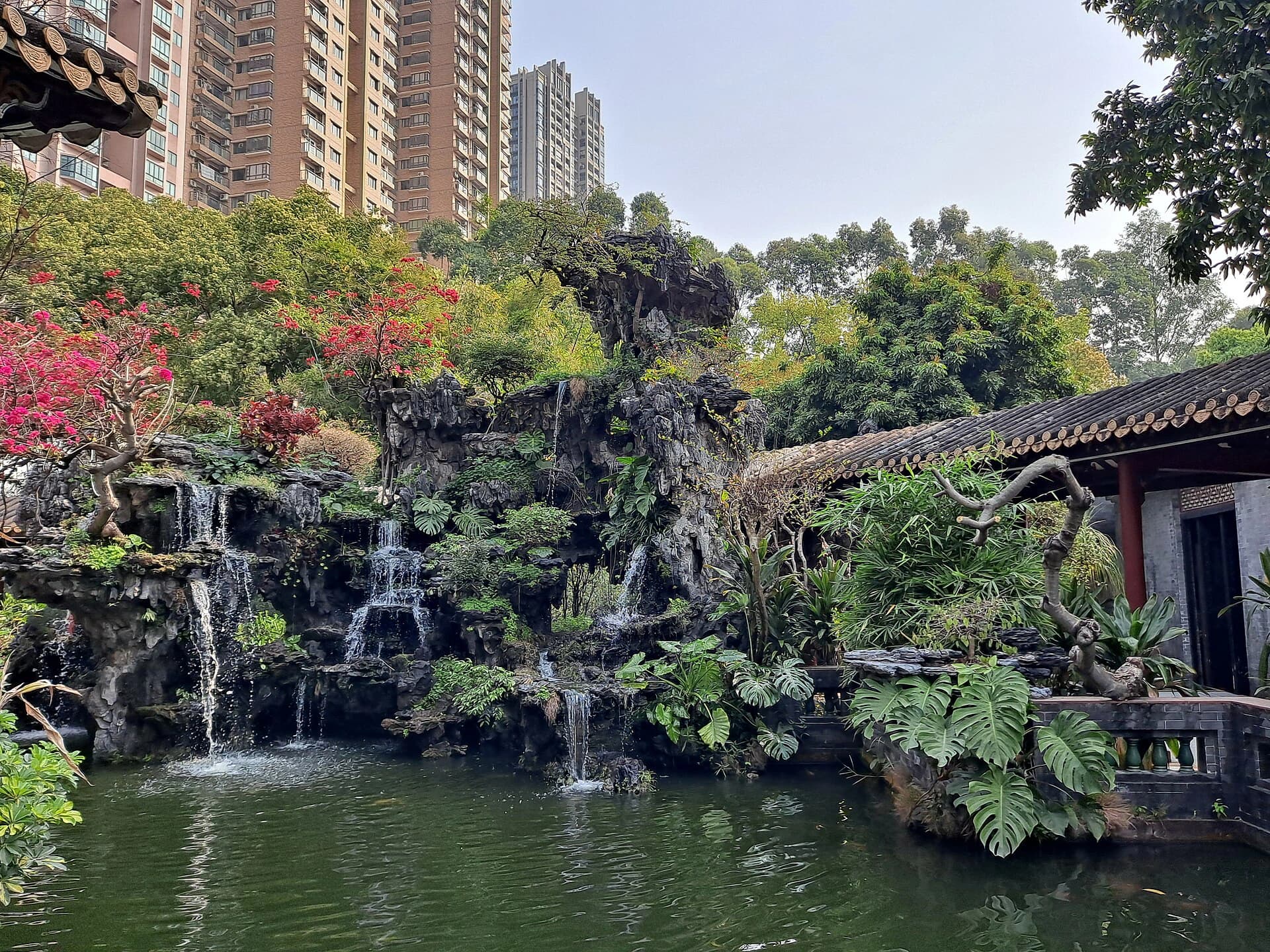 Rocalla, agua y arquitectura de jardín en Qinghui Garden, Daliang