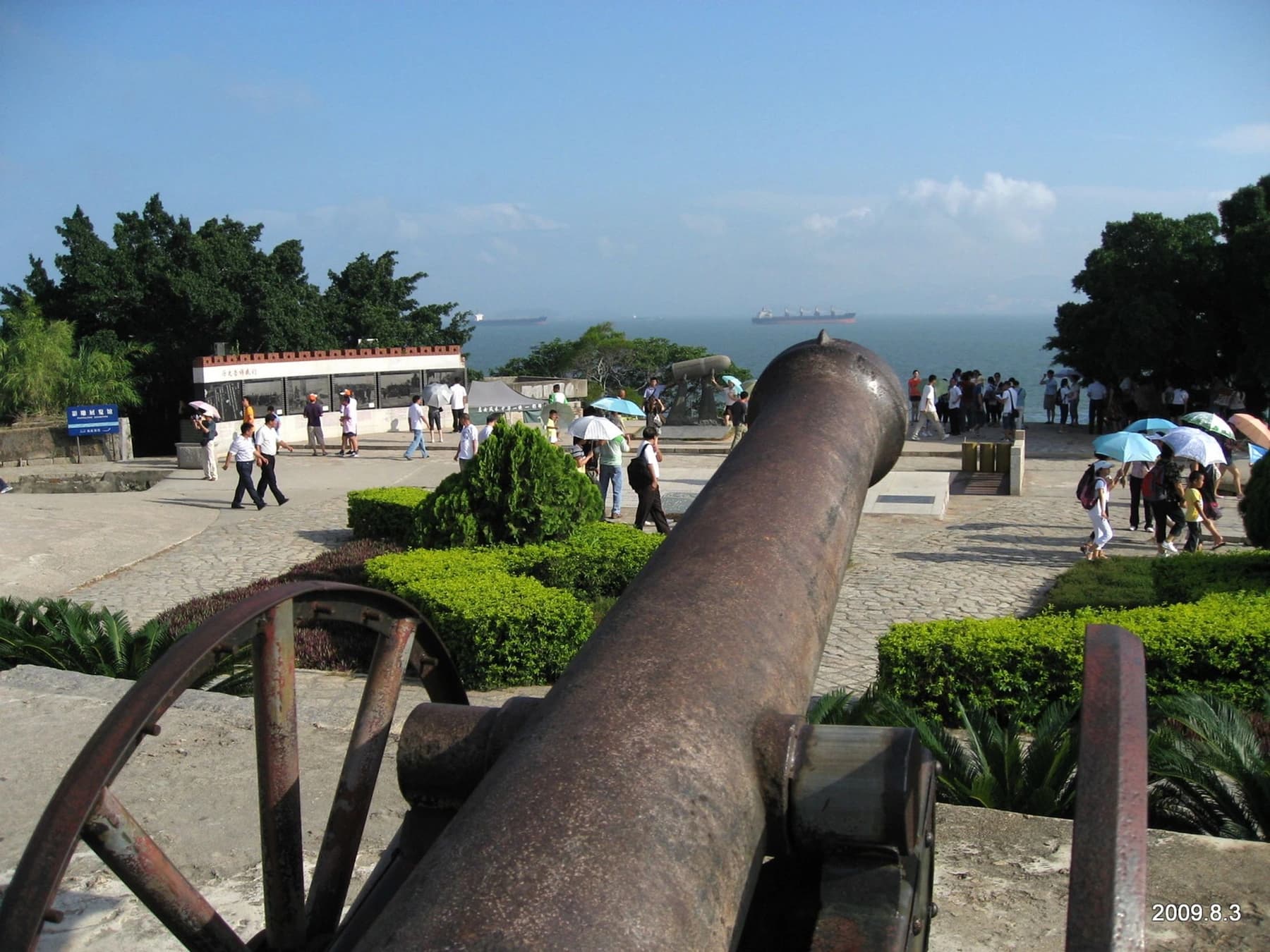Cañón costero histórico expuesto en la fortaleza Hulishan