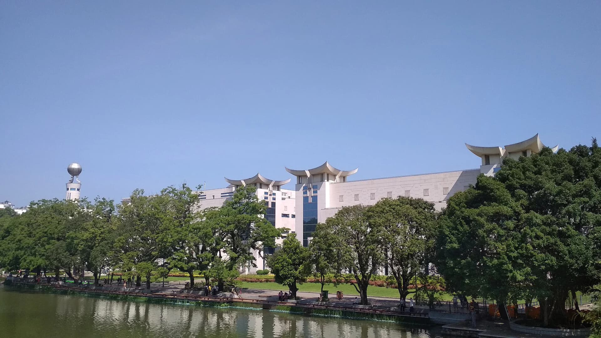 Fujian Museum seen across the water beside Fuzhou West Lake