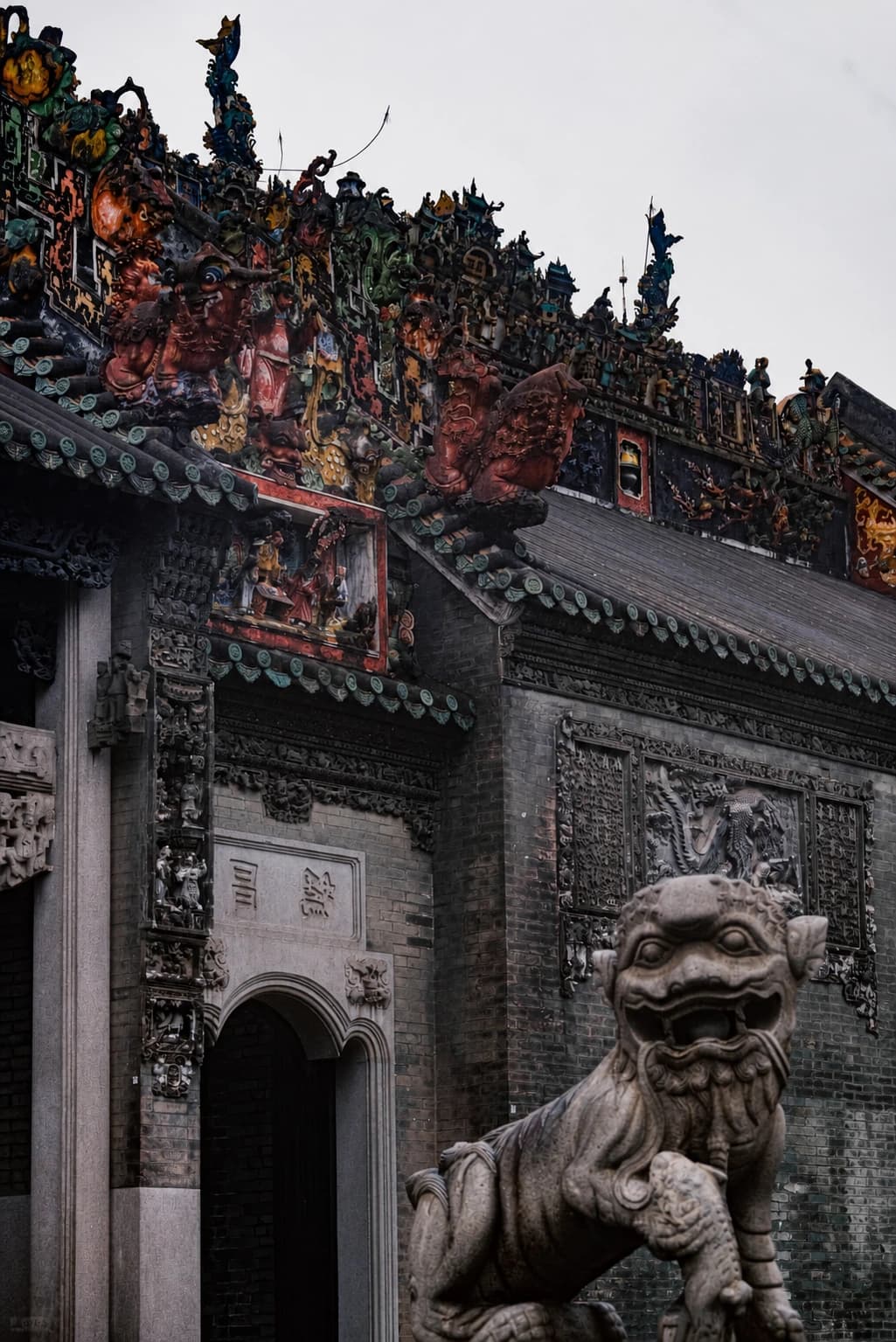 Decoración en capas de los tejados y patios de Chen Clan Ancestral Hall