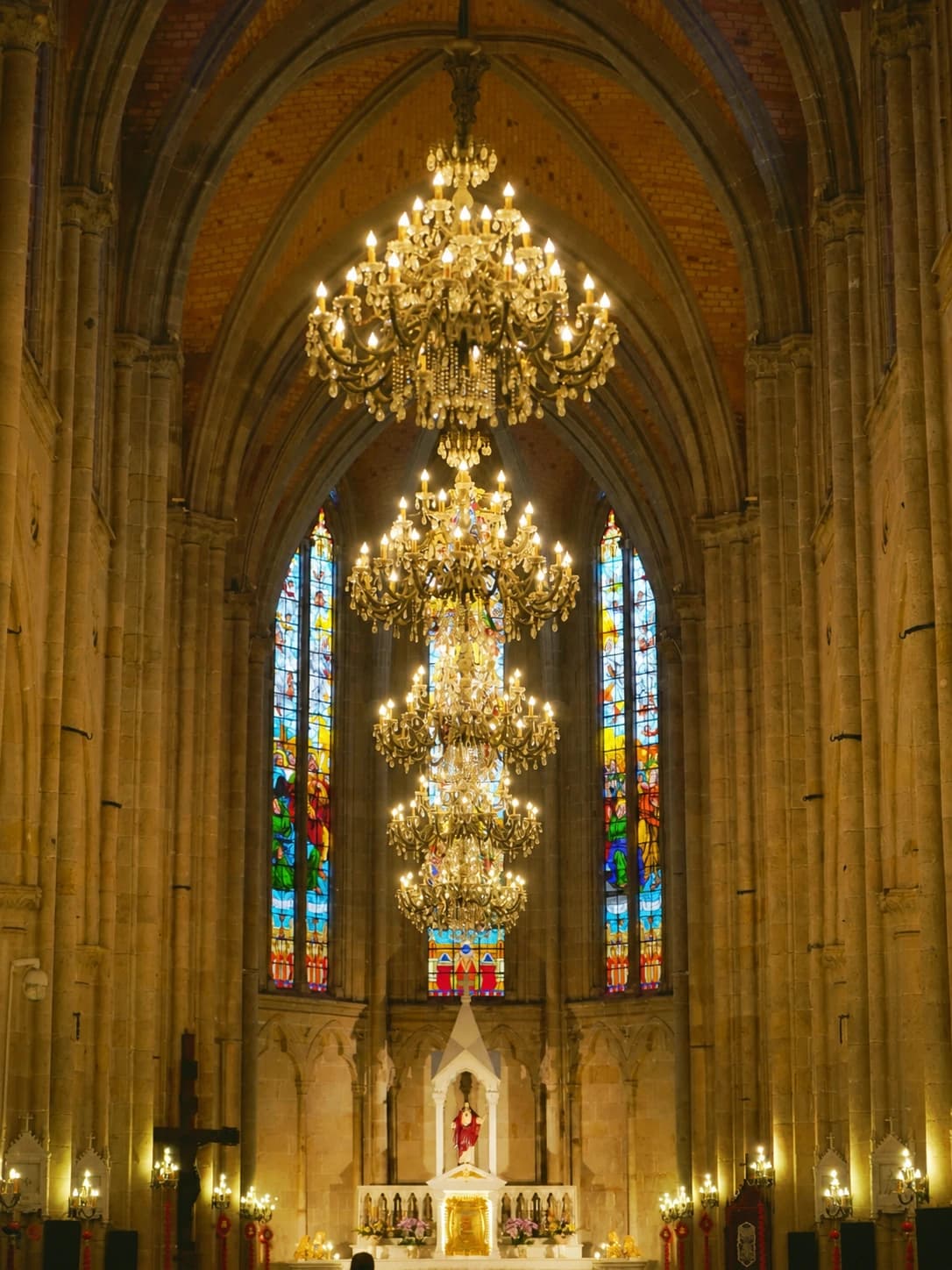 Vista frontal del interior de Sacred Heart Cathedral