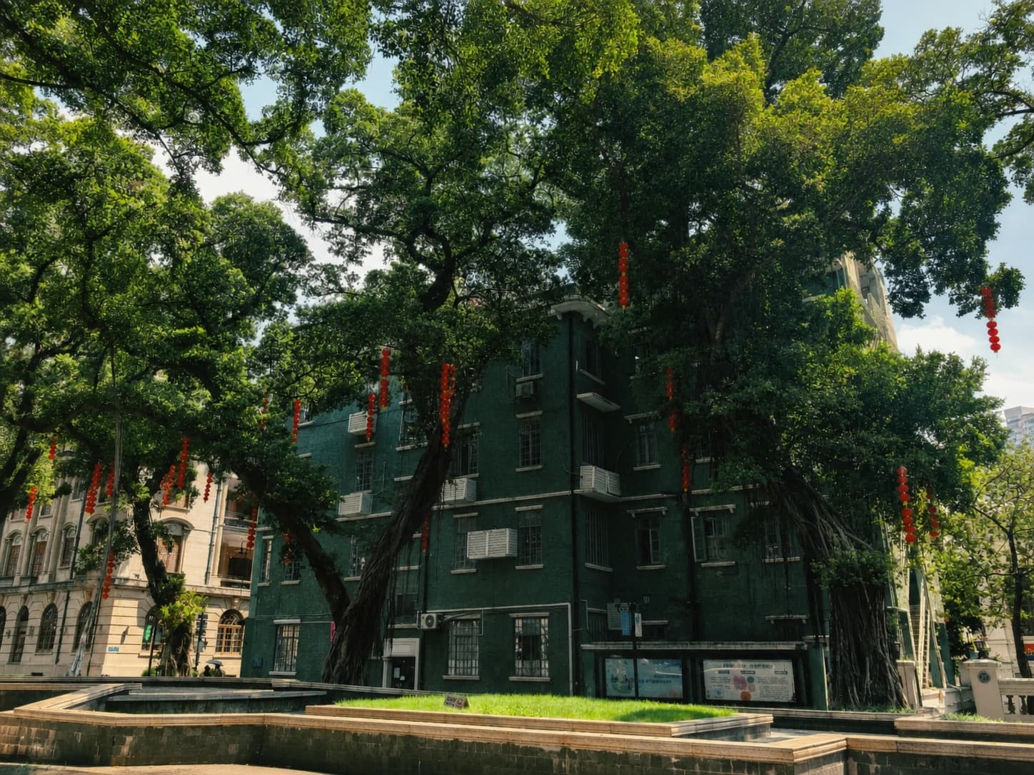 Avenida arbolada con arquitectura colonial en Shamian Island