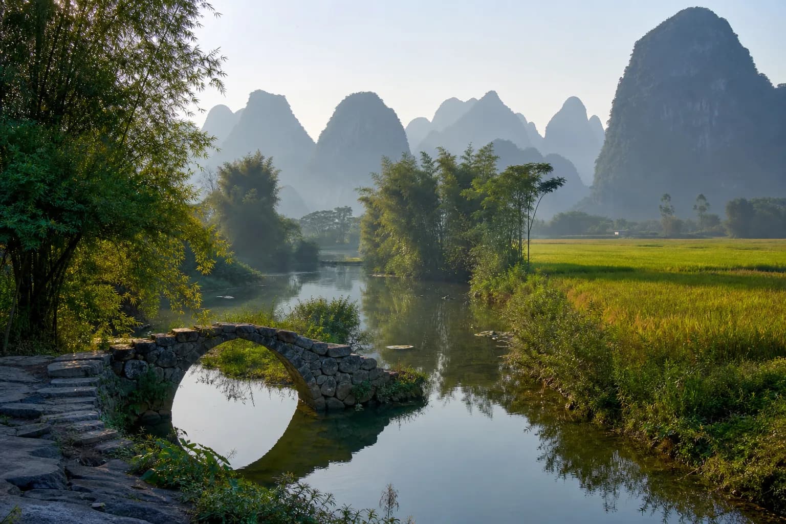 Picos kársticos, agua, arrozales y un puente de piedra alrededor de Guilin