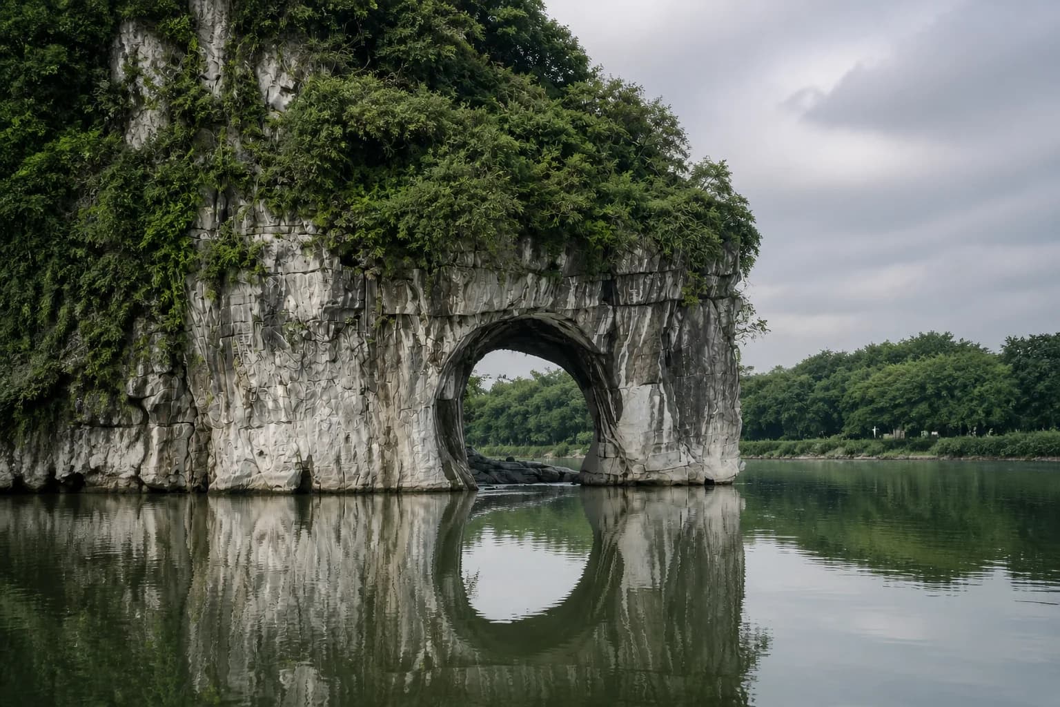 Water Moon Cave y su reflejo bajo Elephant Trunk Hill