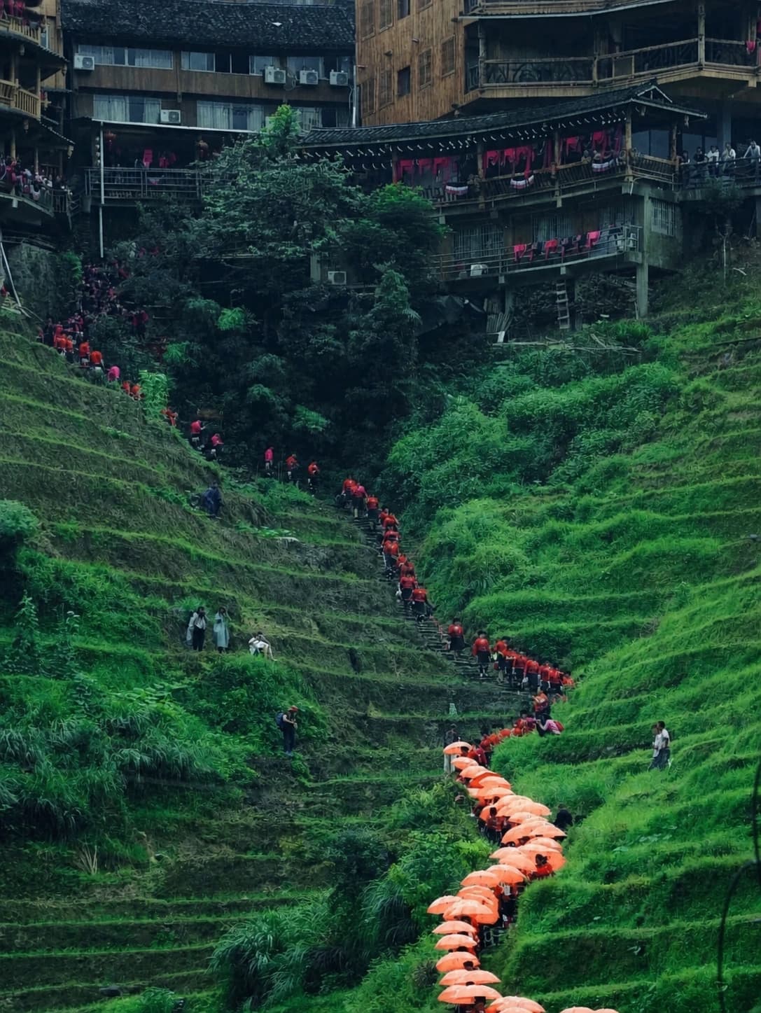 Casas tradicionales y montañas de la aldea Yao Roja de Huangluo