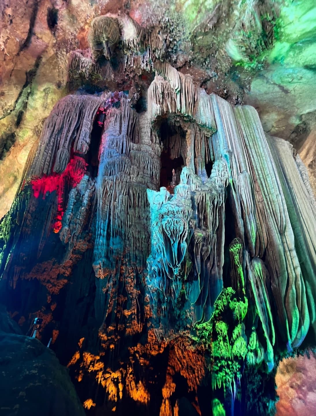 Complejas formaciones de estalactitas dentro de la Cueva de Plata