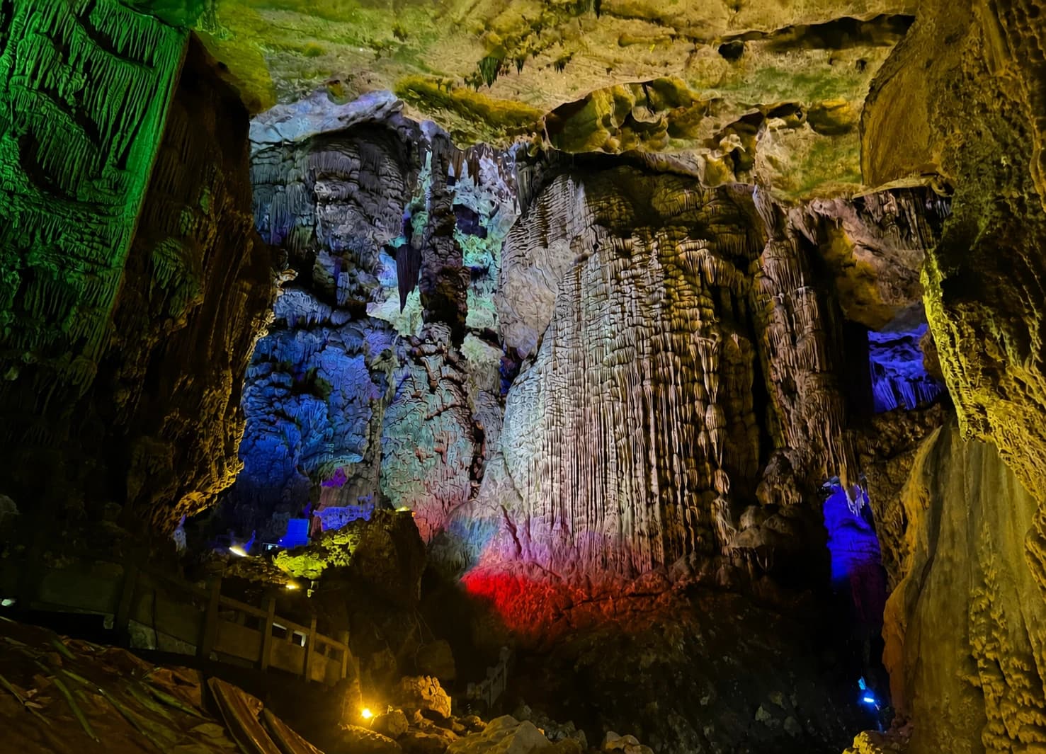 Formaciones de la cueva iluminadas con colores y efectos de luz roja y azul
