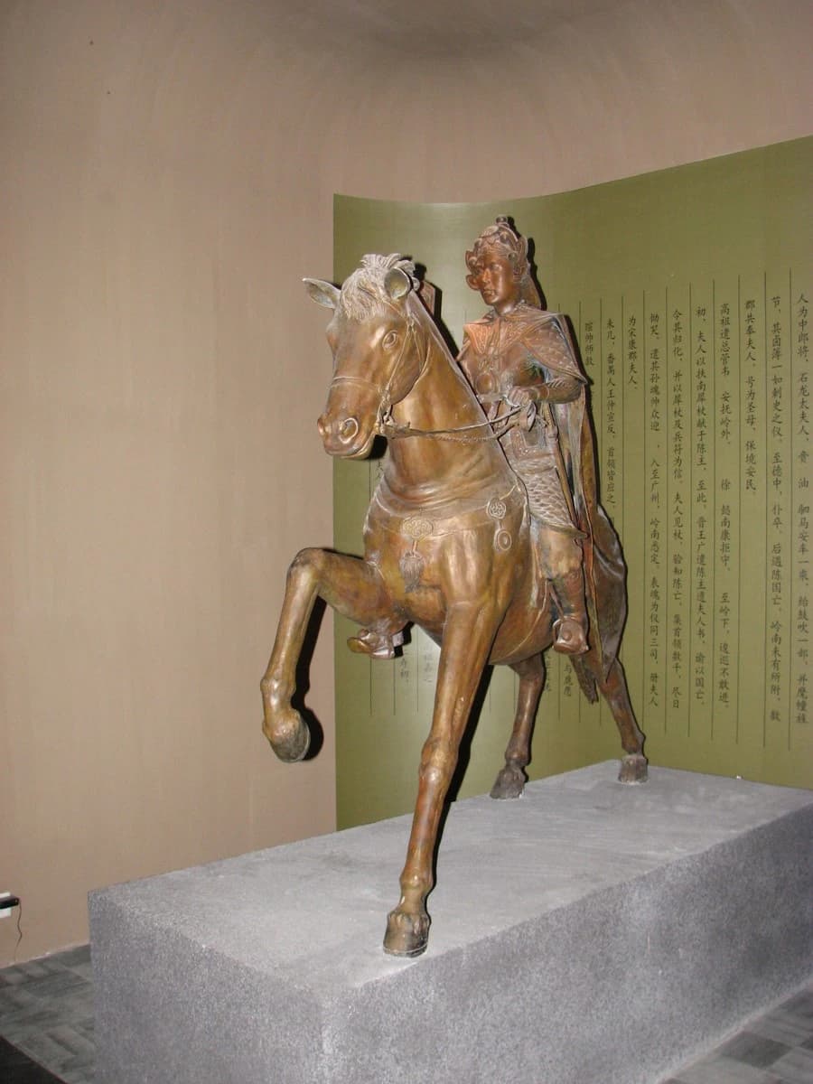 Escultura histórica expuesta dentro de Hainan Museum