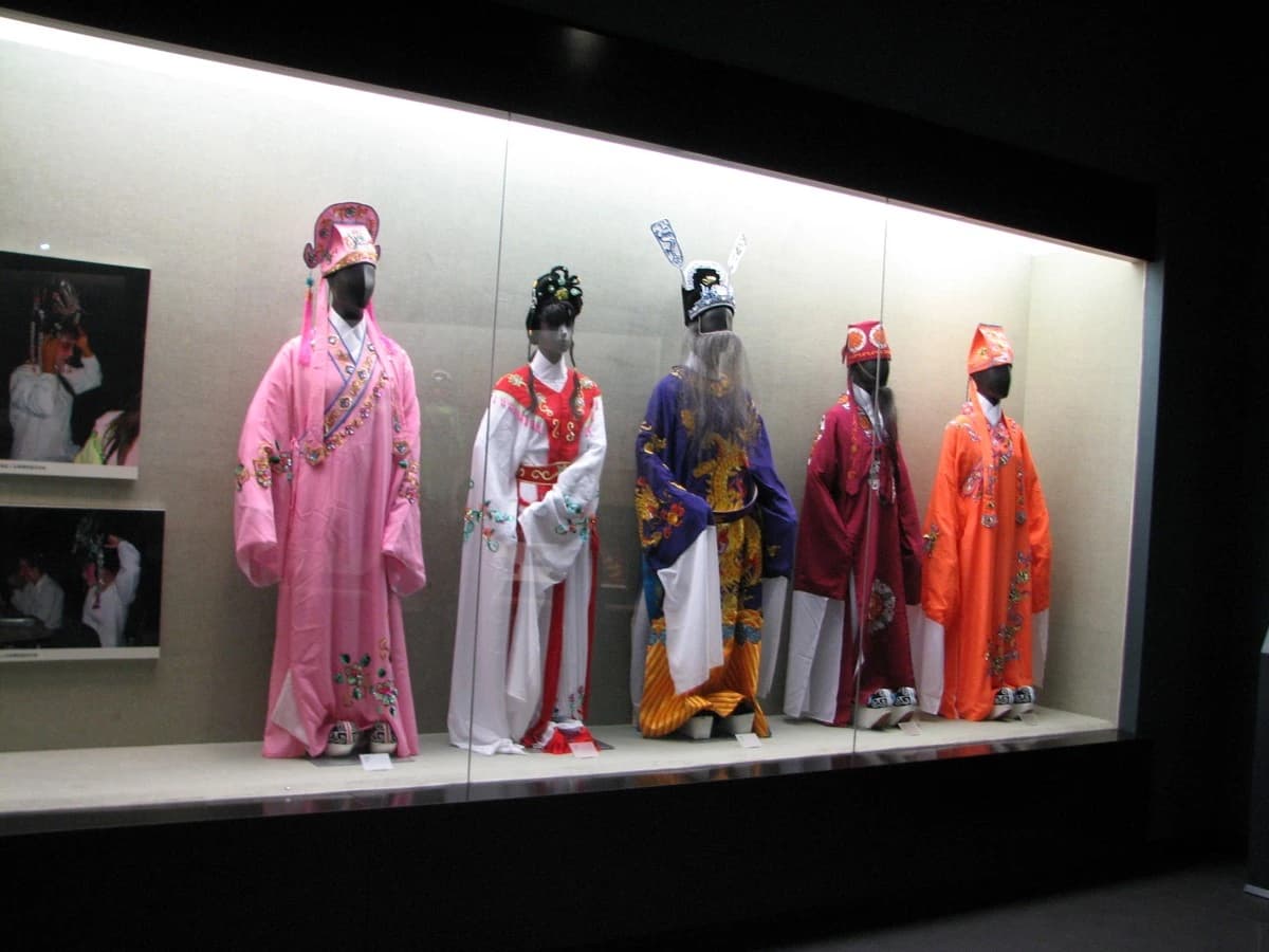 Muestra de vestuario y representaciones dentro de Hainan Museum