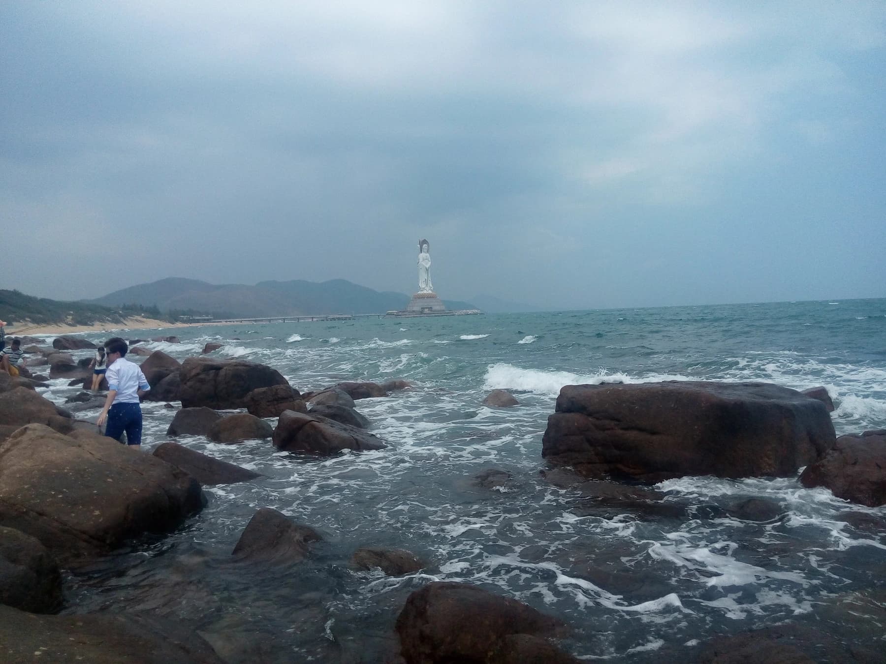 Costa de Nanshan con la estatua de Guanyin elevándose mar adentro