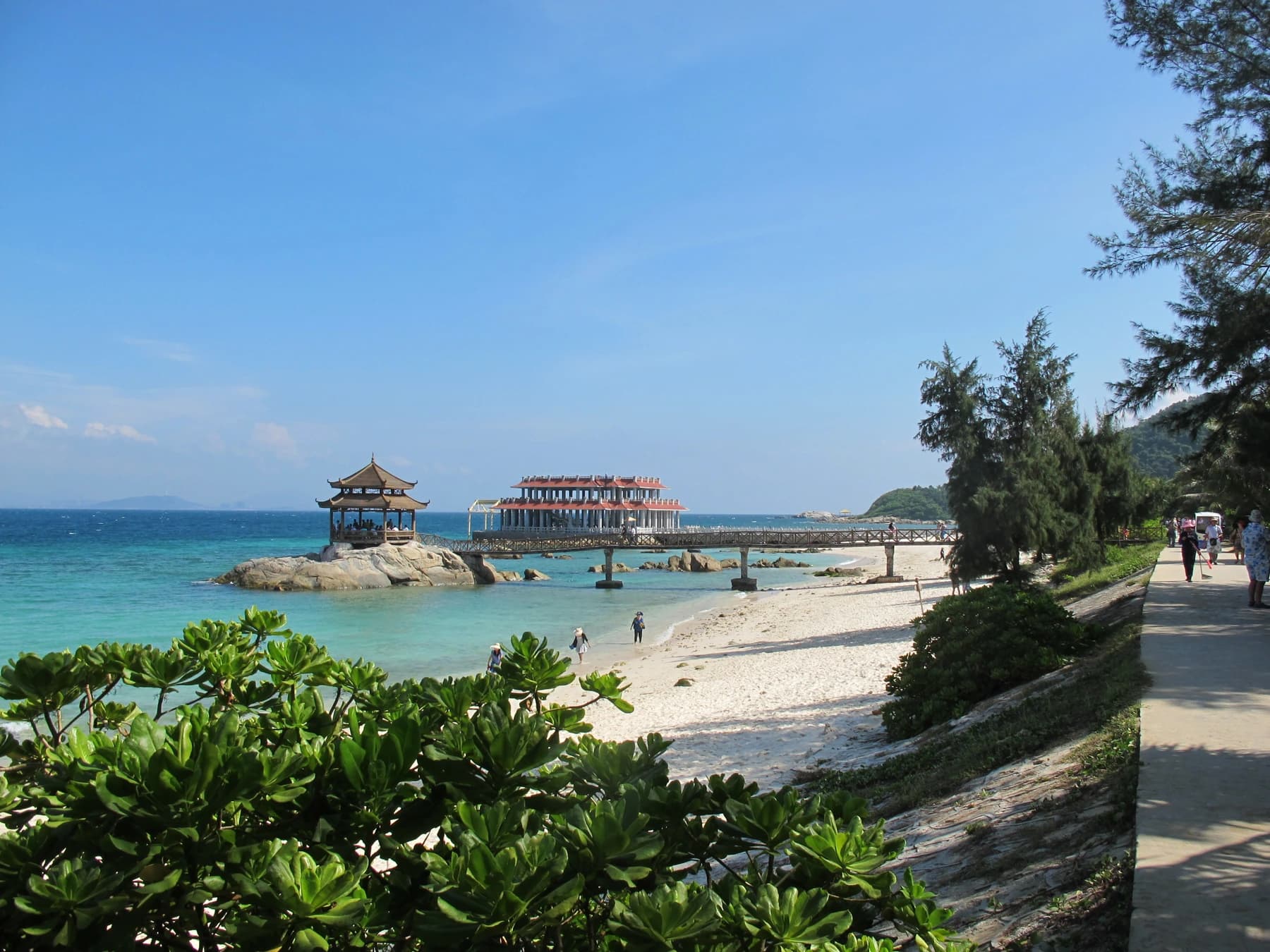 Muelle y pasarela peatonal en la costa de Wuzhizhou Island