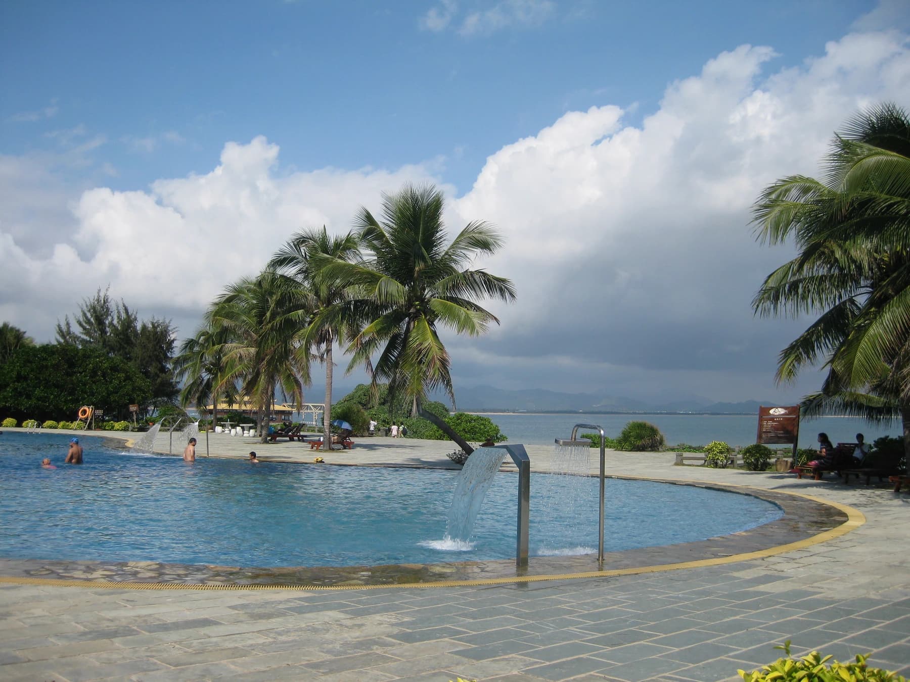 Piscina tropical y vistas al mar en Wuzhizhou Island