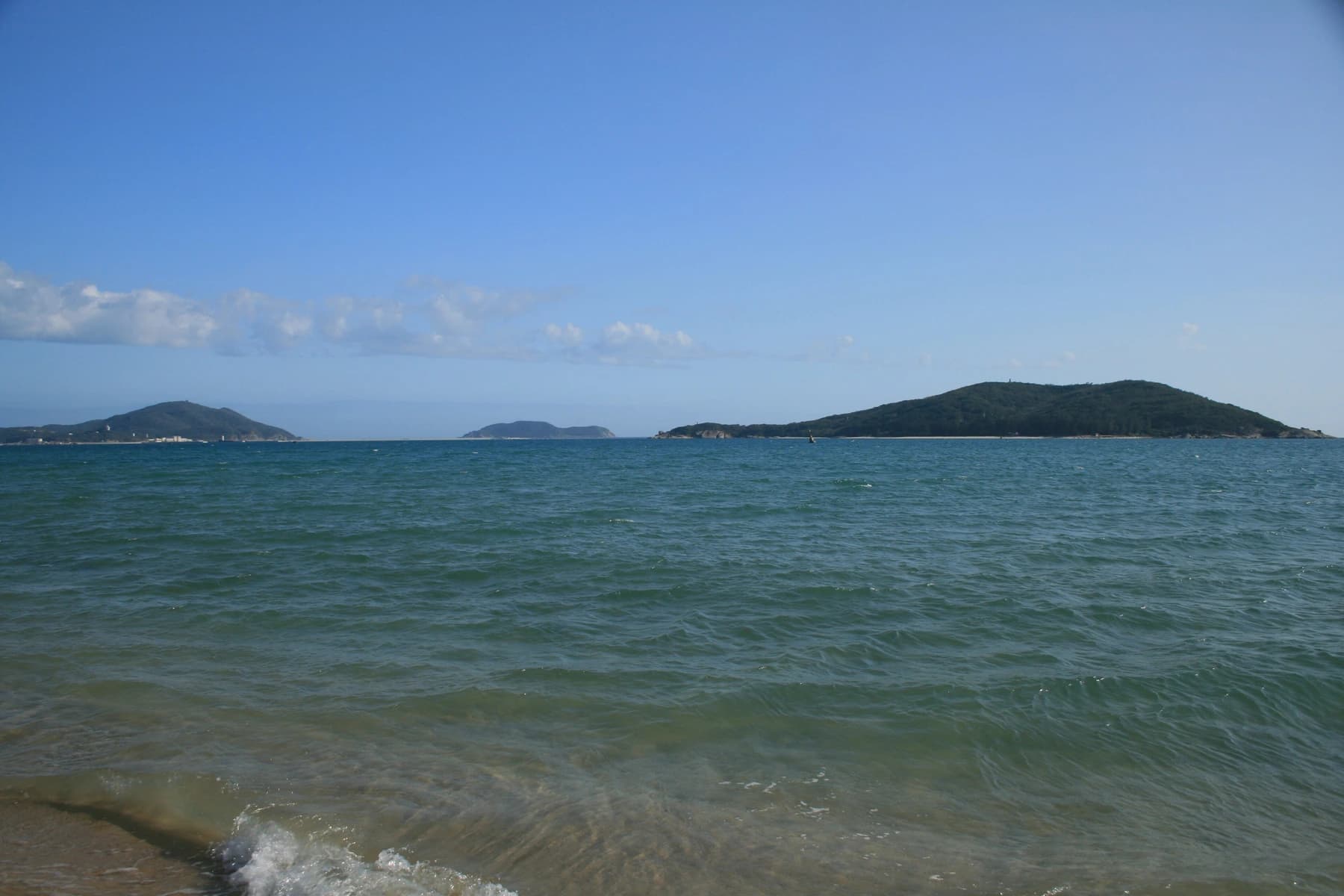 Mar abierto e islas frente a la costa vistos desde Yalong Bay