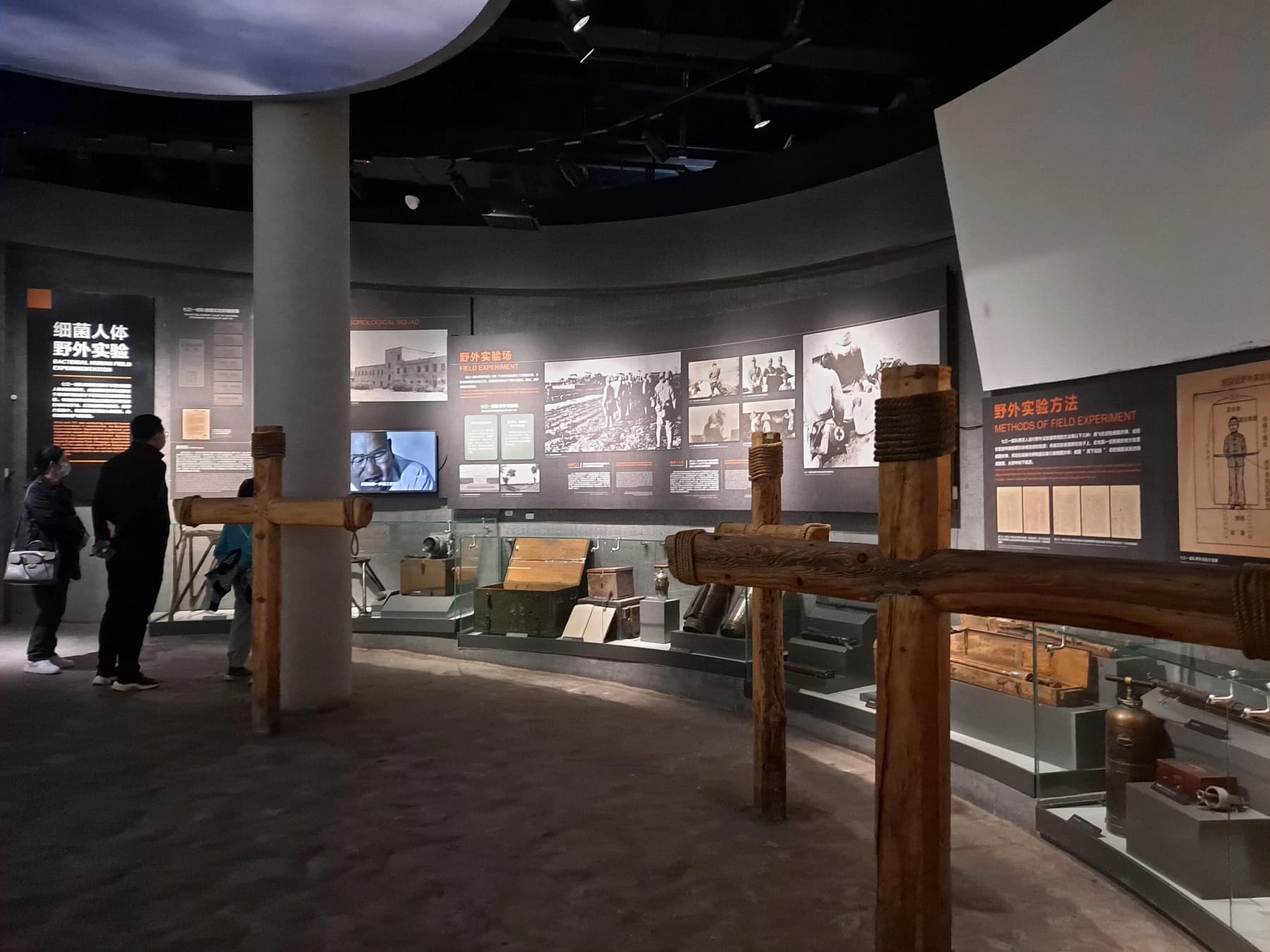 Exhibición interior de evidencia que conecta el antiguo sitio de la Unidad 731 con crímenes documentados