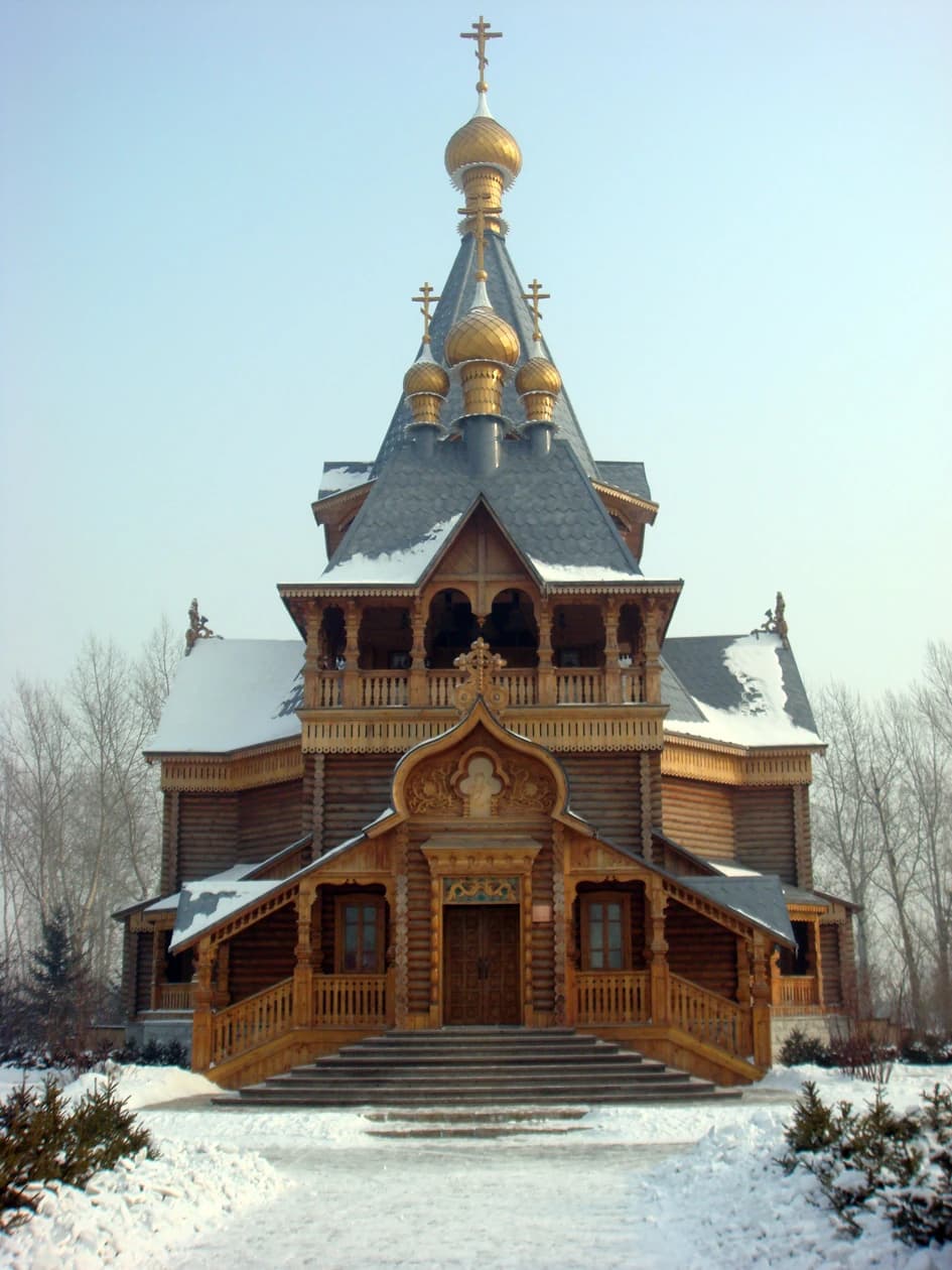 Reconstrucción de la iglesia de San Nicolás cubierta de nieve en Harbin Volga Manor