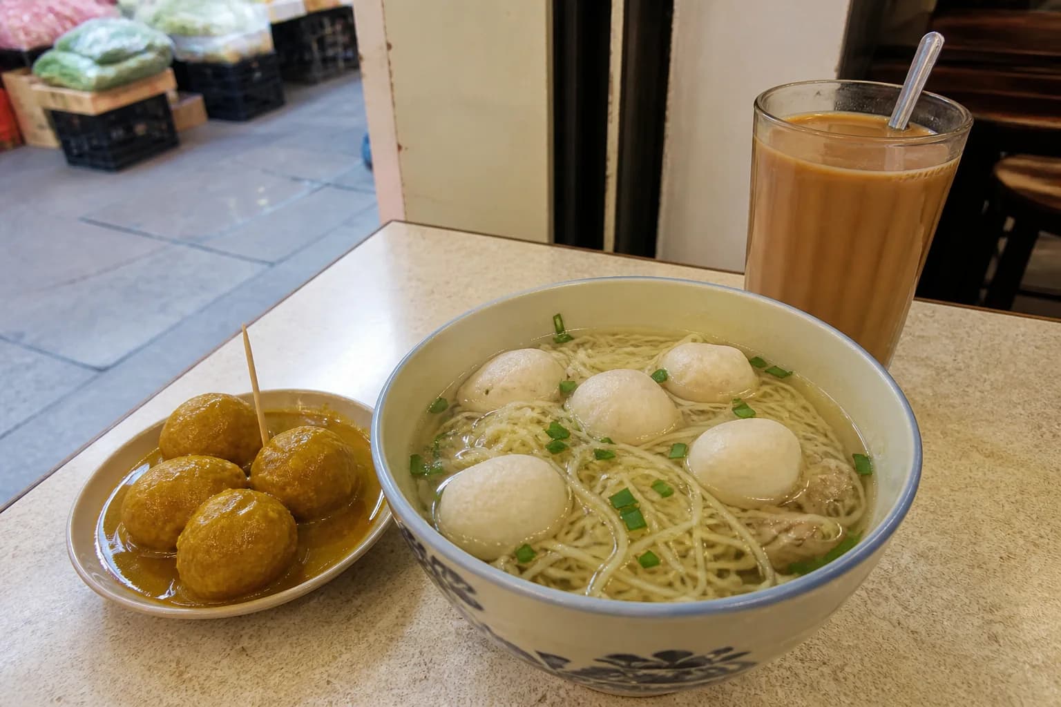 Fideos con albóndigas de pescado, albóndigas de pescado al curry y té con leche de Hong Kong